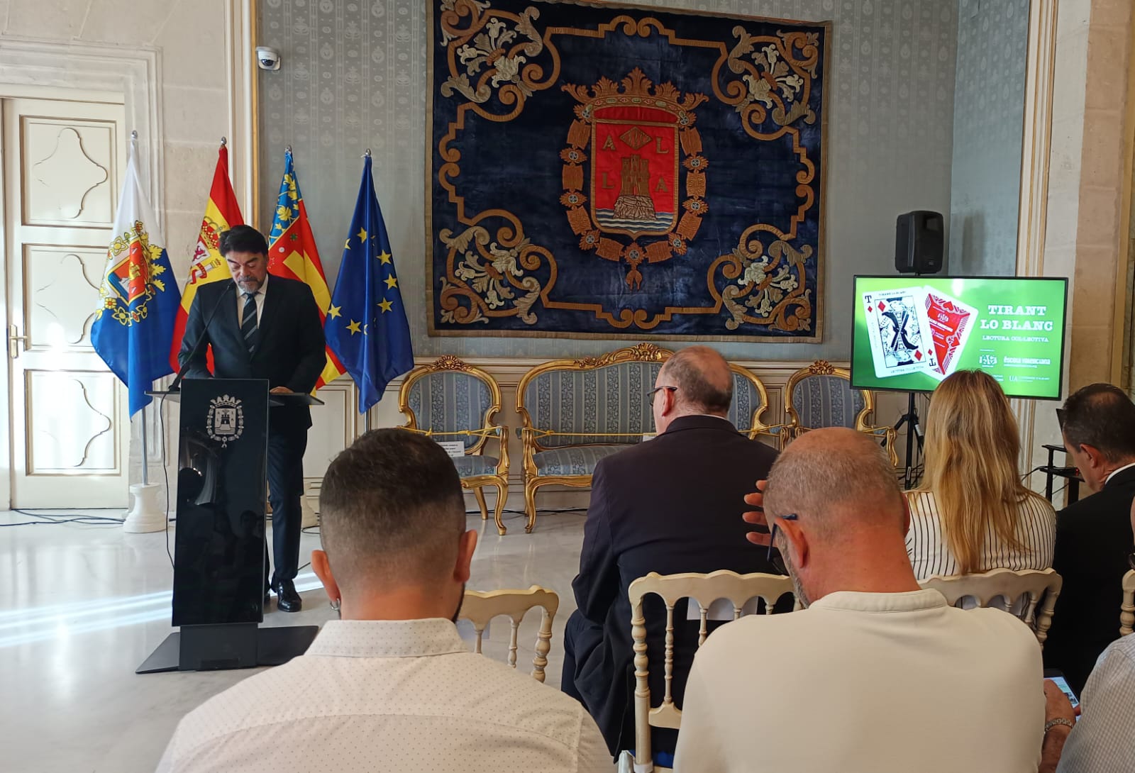 L'alcalde d'Alacant, Luis Barcala, durant la lectura del 'Tirant lo Blanc' / Ajuntament d'Alacant