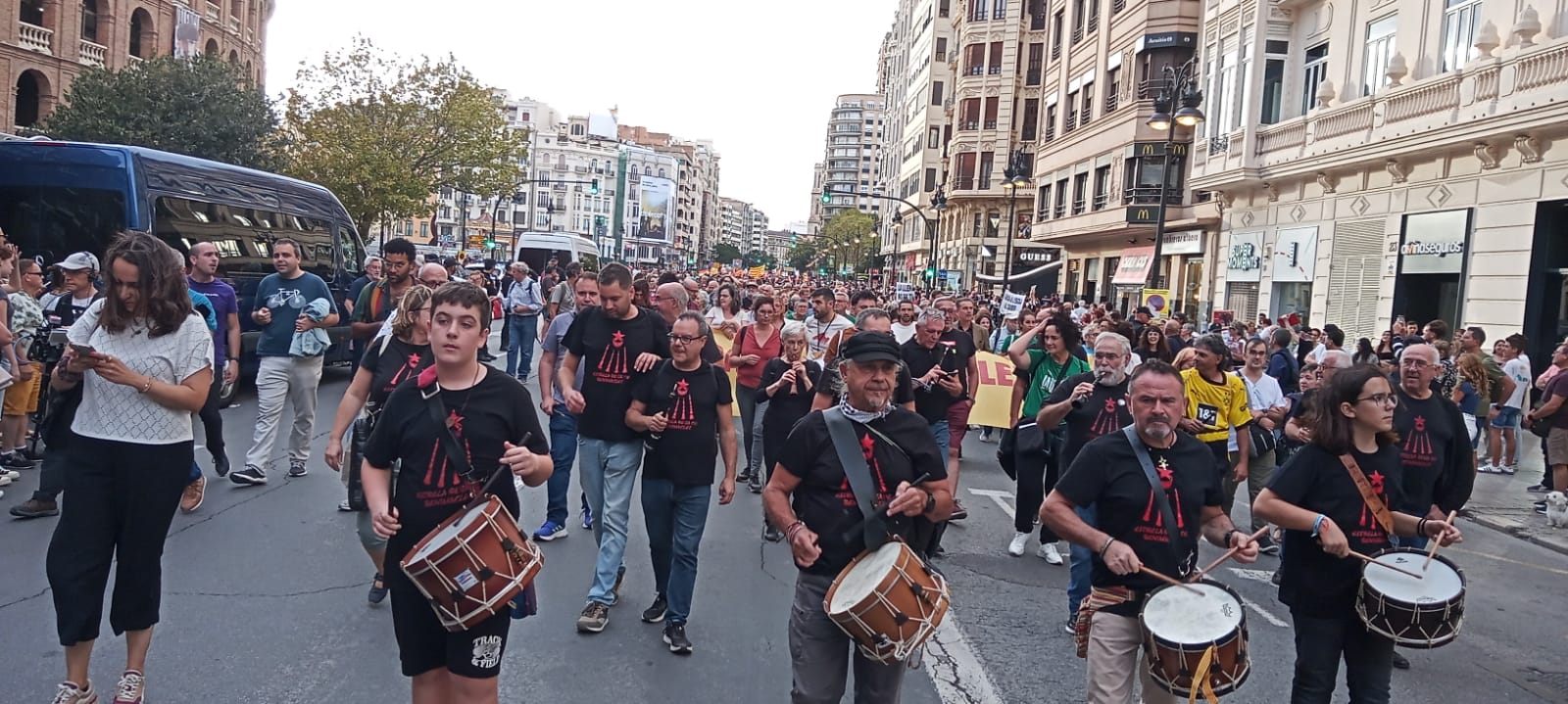 El grup de dolçainers Estrela Roja de Benimaclet encapçalant la manifestació del 9 d'Octubre
