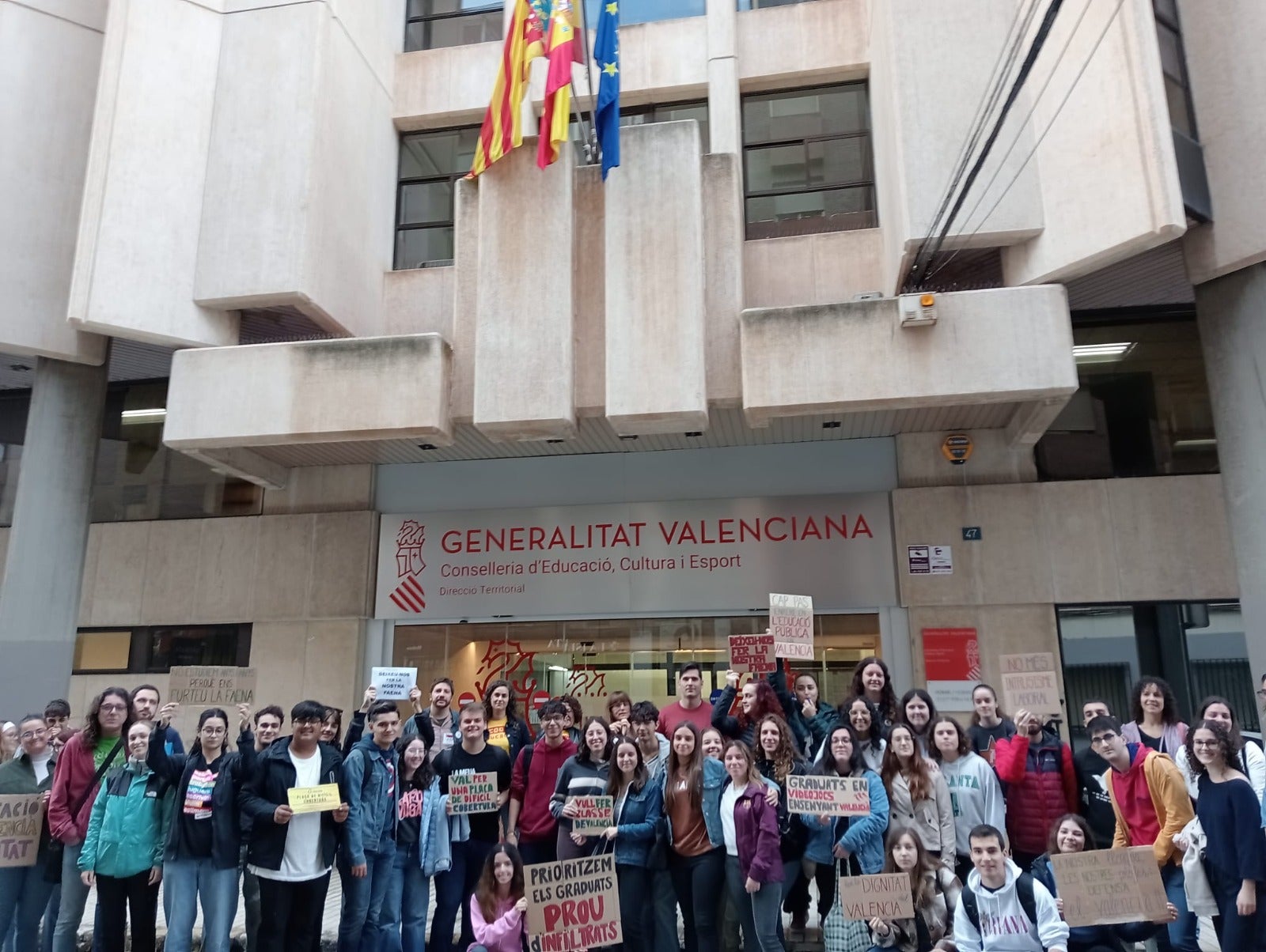 Concentració d'estudiants i professors de Filologia Catalana a Alacant