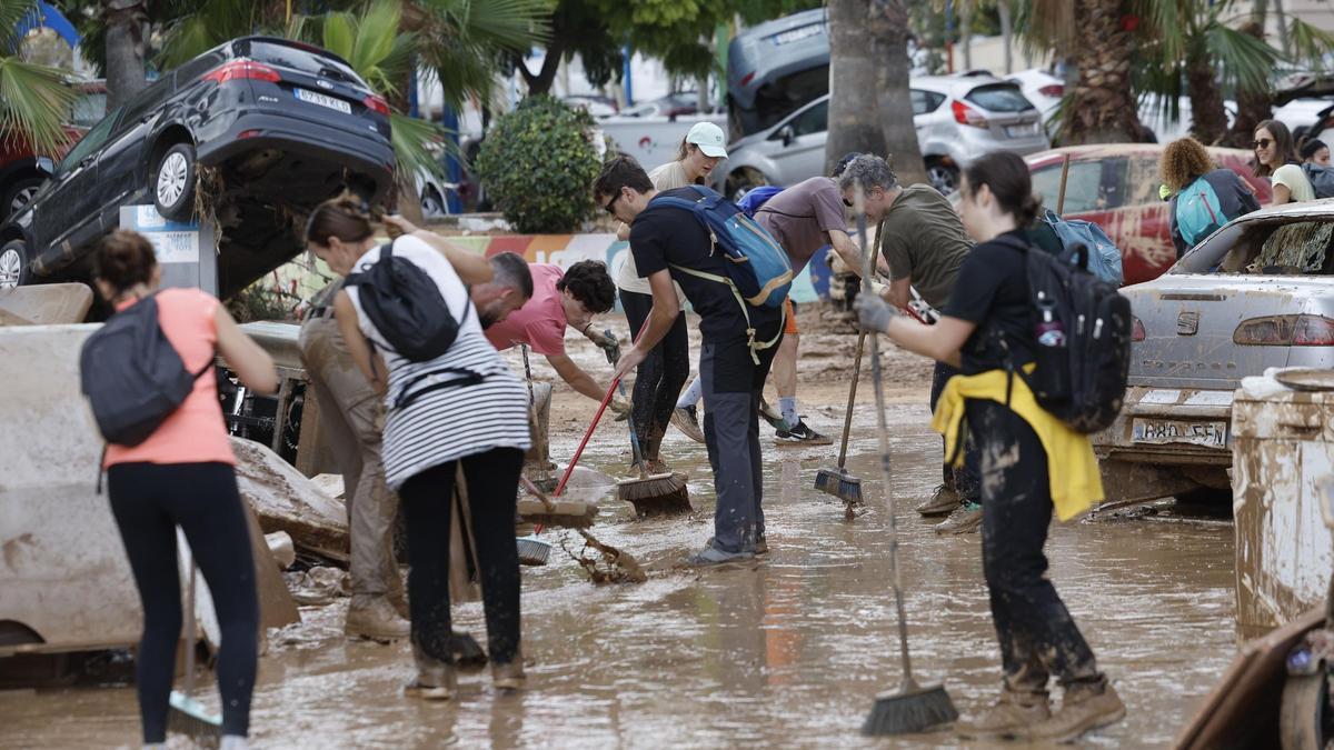 Voluntaris ajuden en les tasques de neteja durant els primers dies després de la DANA