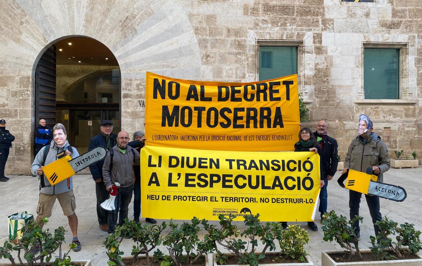 Protesta de la Coordinadora valenciana per la ubicació racional de les energies renovables davant les Corts Valencianes, el 27 de novembre del 2024