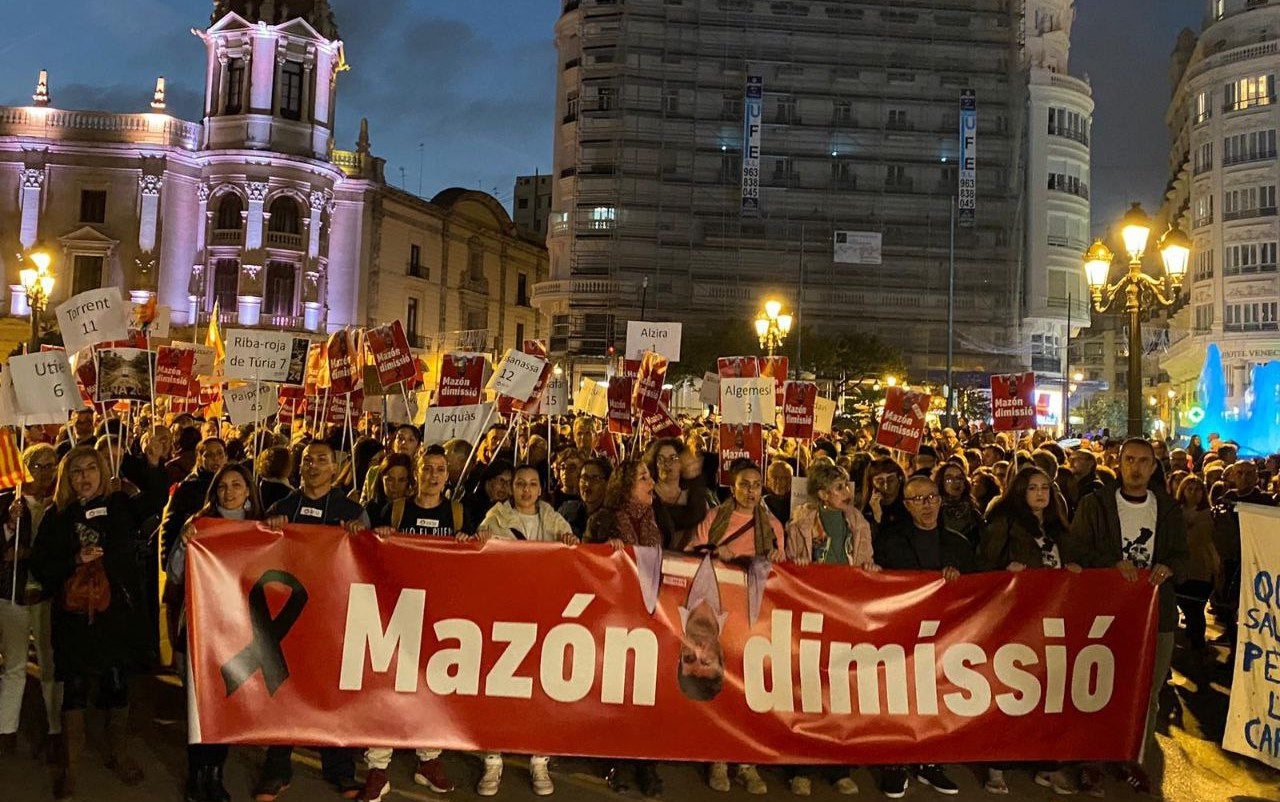 Capçalera de la manifestació per a exigir la dimissió de Carlos Mazón, aquest dissabte, 30 de novembre, a València | Josan Piqueres | DLV