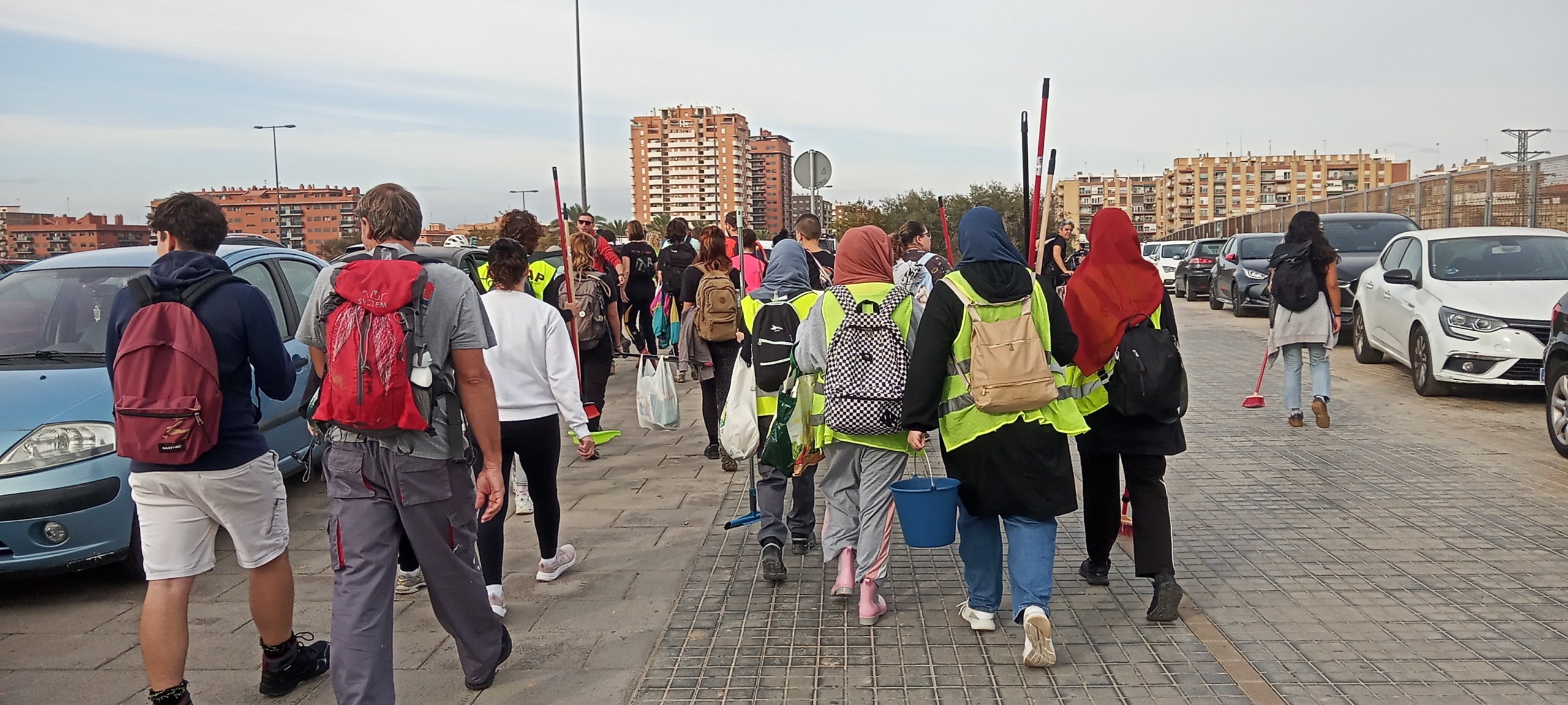 Grup de voluntaris es dirigeix cap a l'Horta Sud els primers dies després dde la riuada