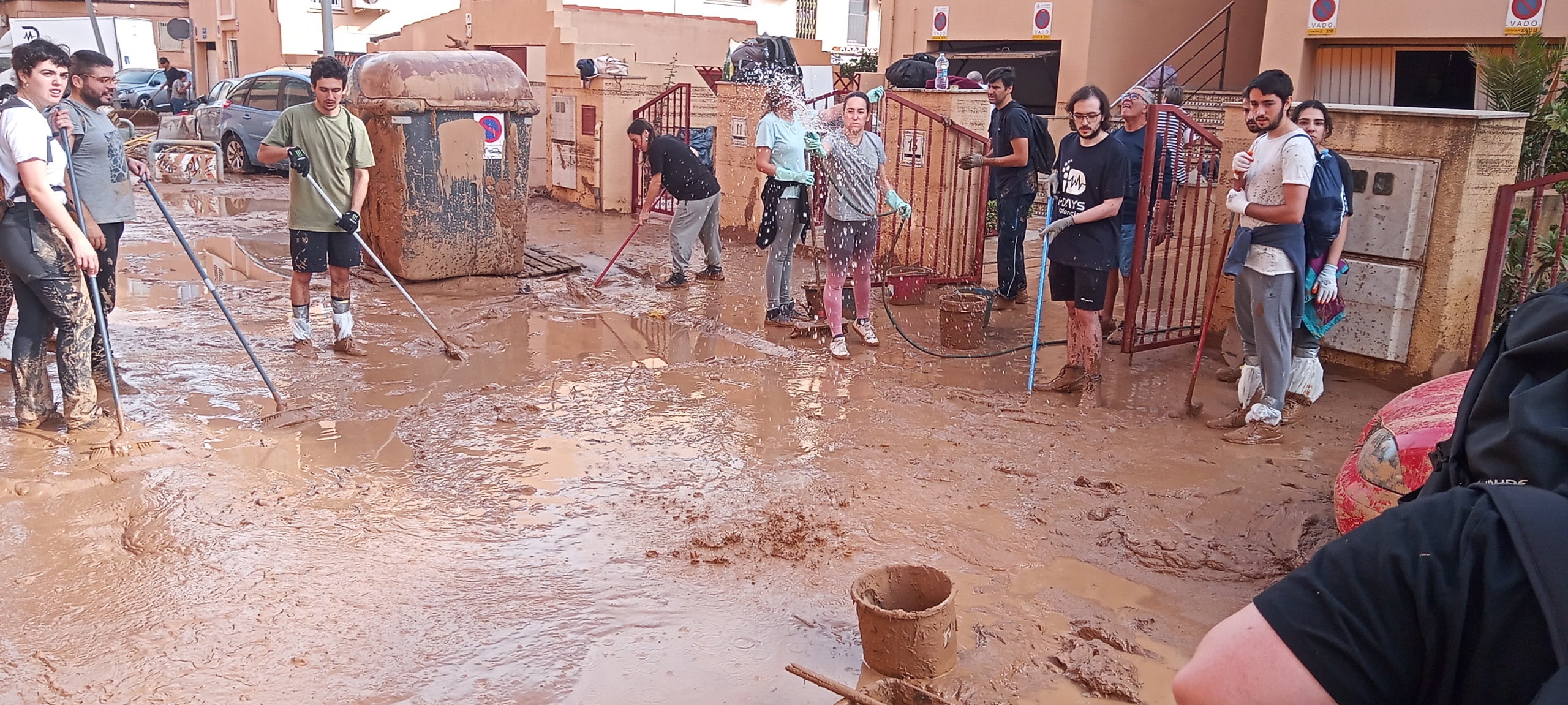 Veïns i solidaris treballant al barri de La Torre