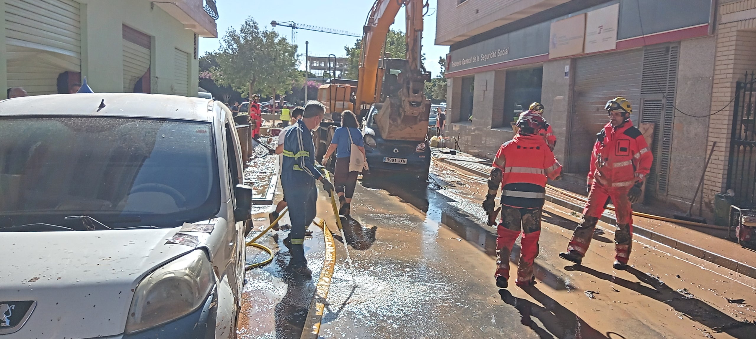 Bombers, veïns i voluntaris treballant a Catarroja