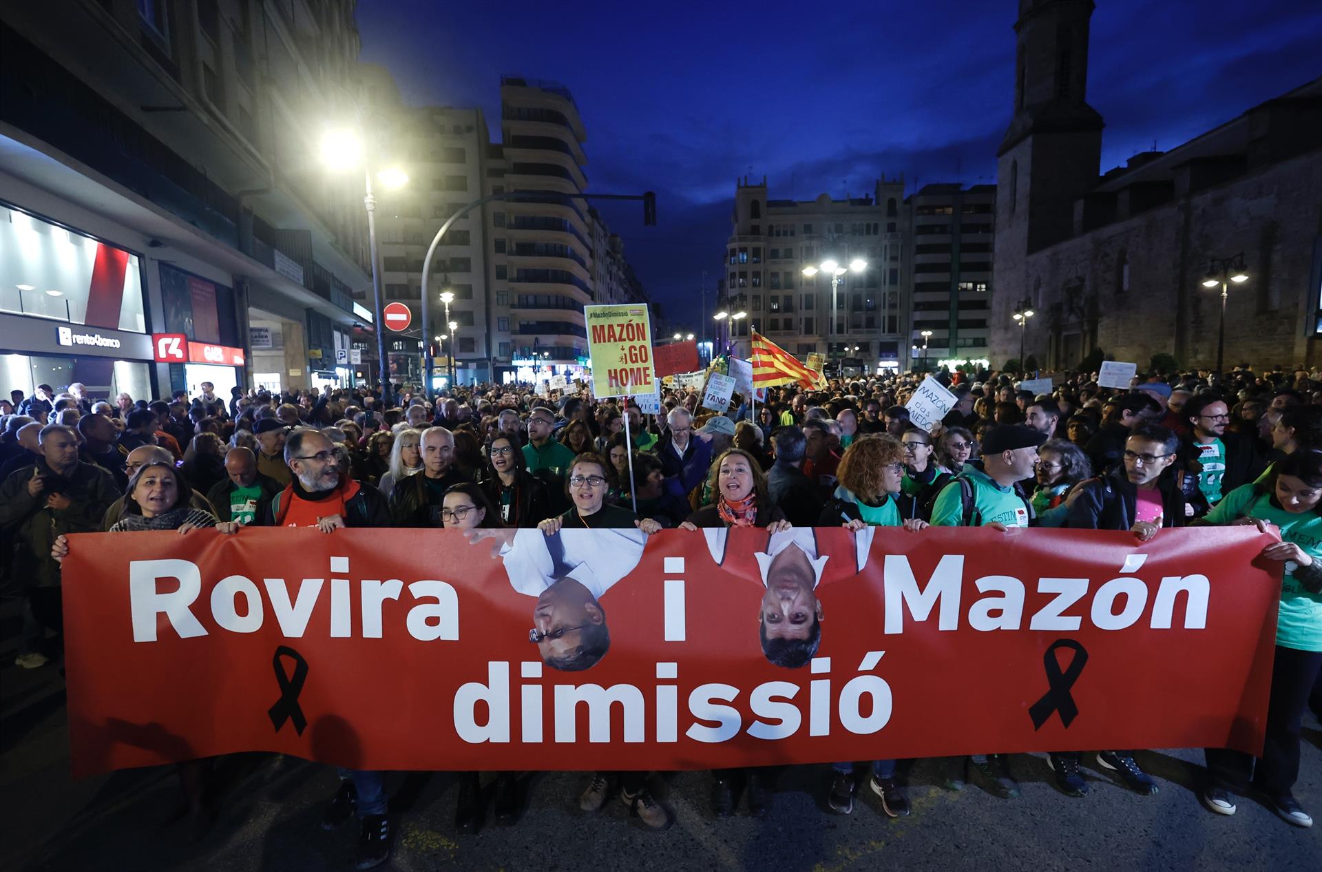 Milers de persones s'han manifestat a València per la dimissió de Mazón i Rovira