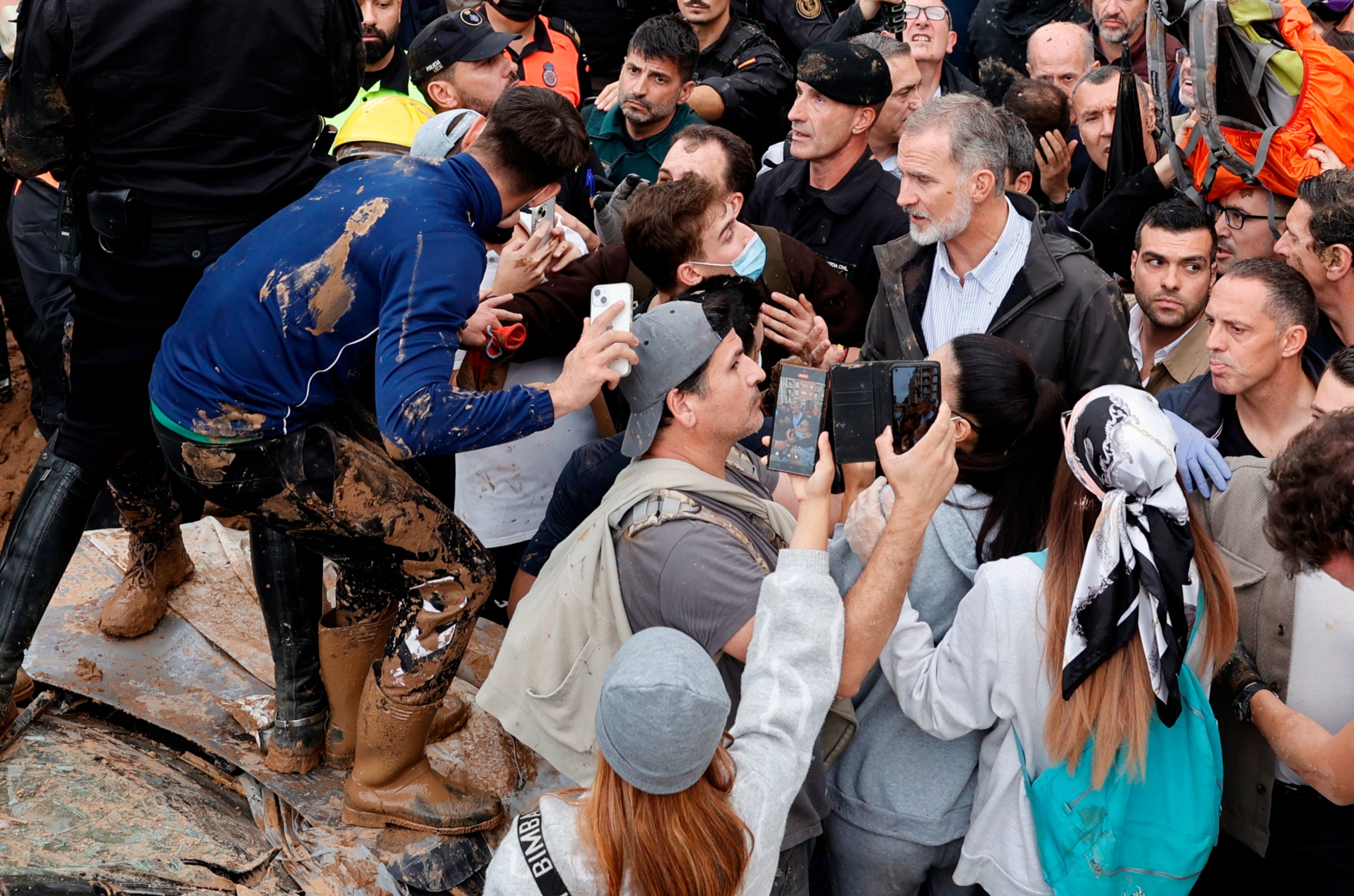 Un dels moments de la visita que ha acabat amb veïns de Paiporta llançant fang contra la comitiva encapçalada pel rei espanyol Felip VI / ACN (EFE)