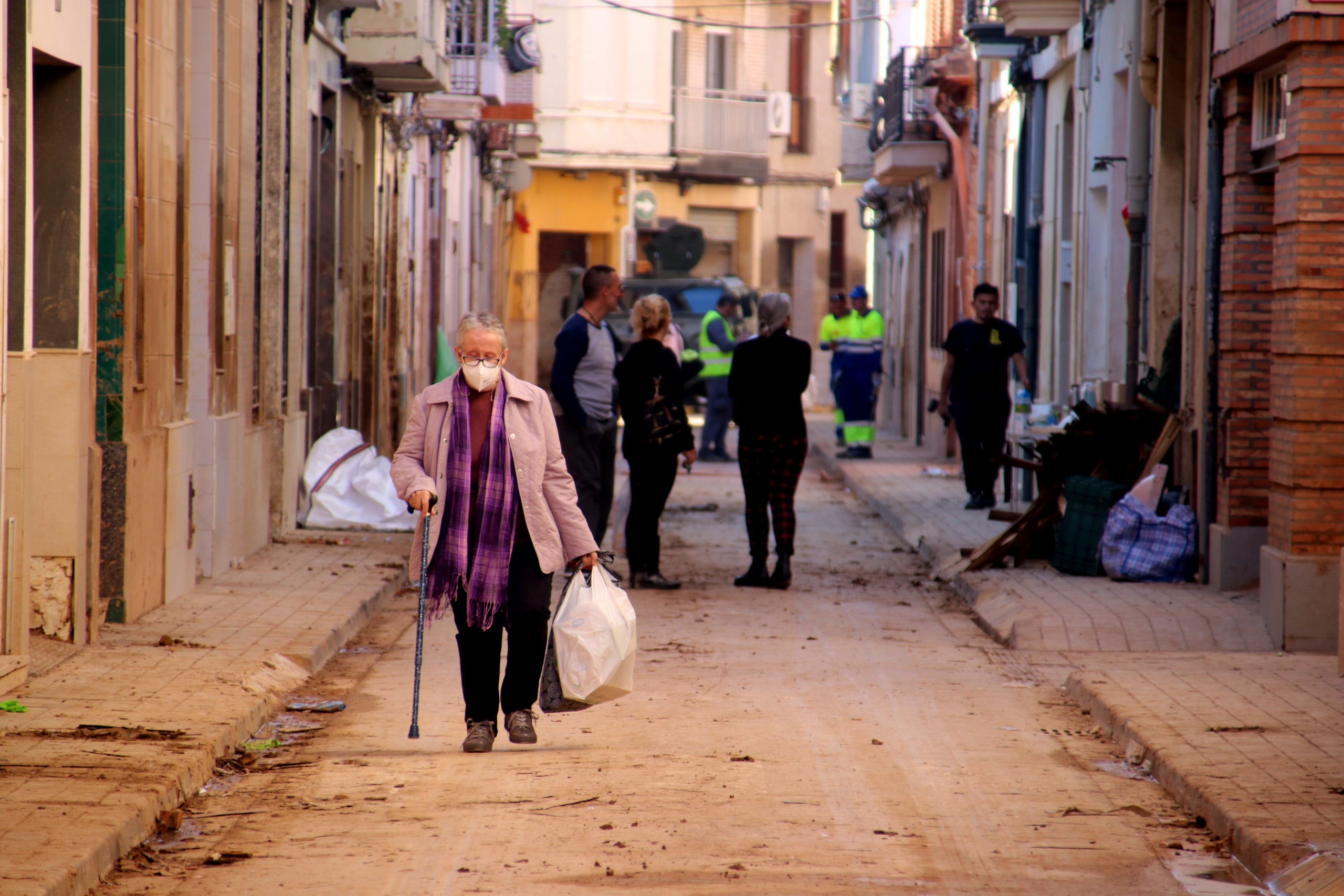 Veïns de Paiporta en un dels carrers del municipi, un mes després de la DANA | Nia Escolà | Mar Rovira | ACN