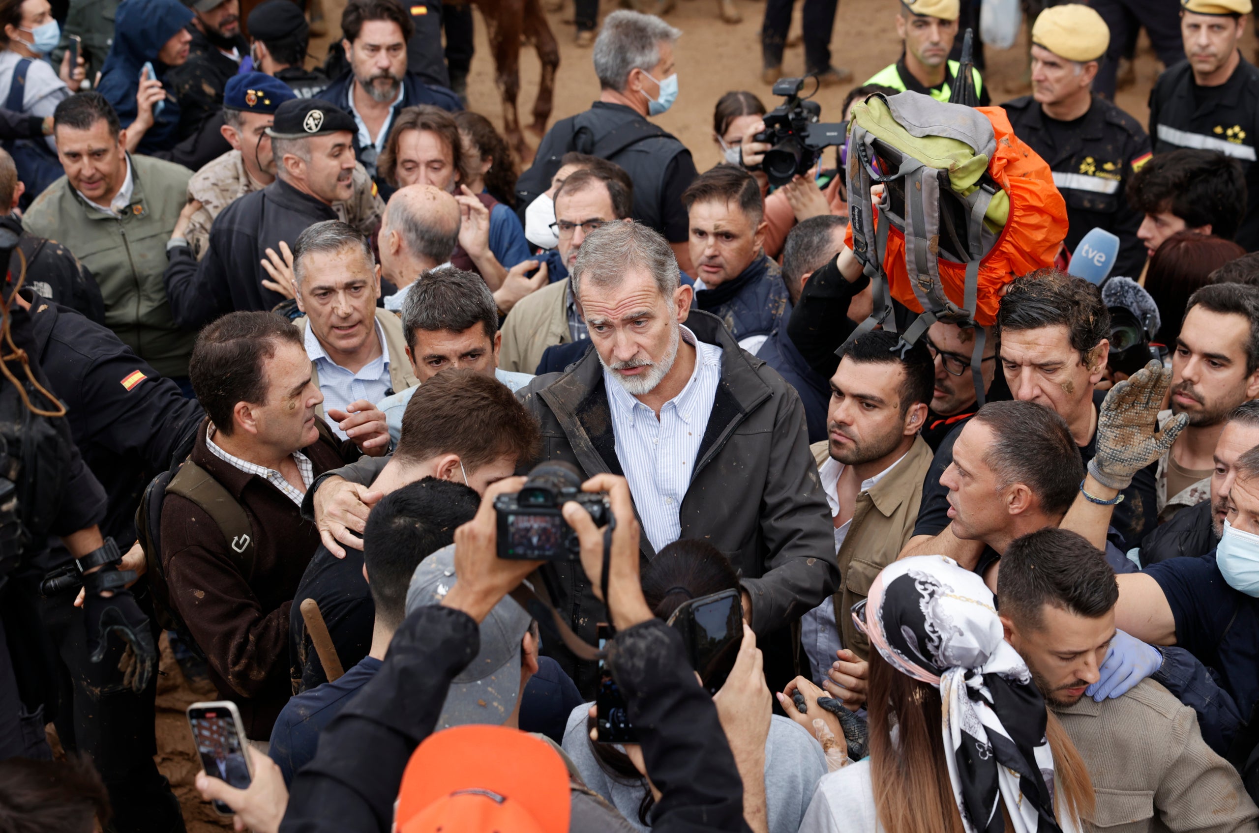 El Borbó, Felip VI tacat de fang per la protesta dels veïns durant una visita a Paiporta | EFE (ACN)
