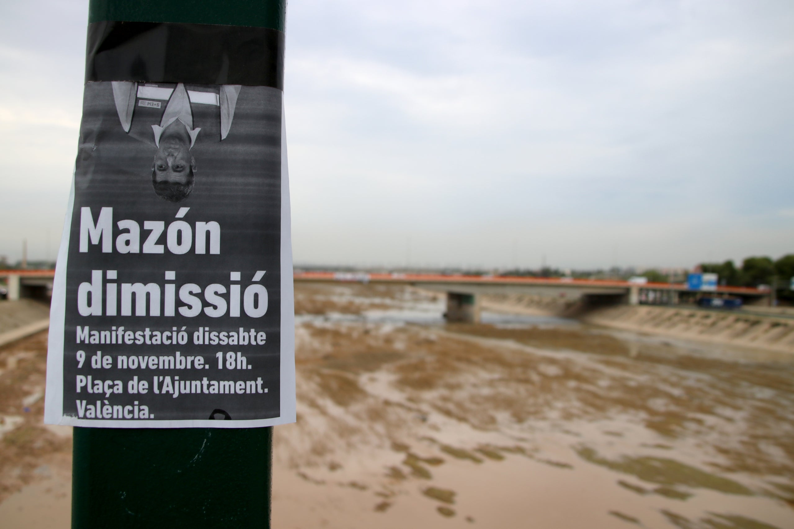 Cartell amb el lema «Mazón dimissió» / Agència Catalana de Notícies