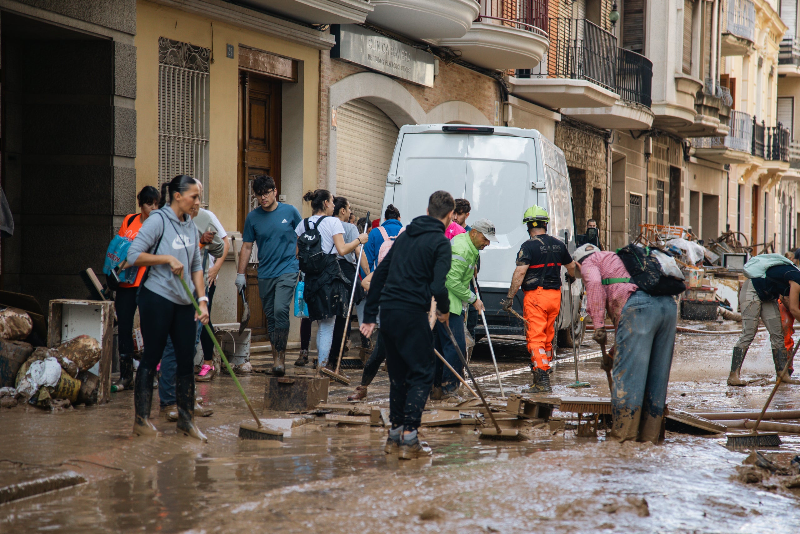 Voluntaris a Algemesí (la Ribera Alta). Lluís Martí