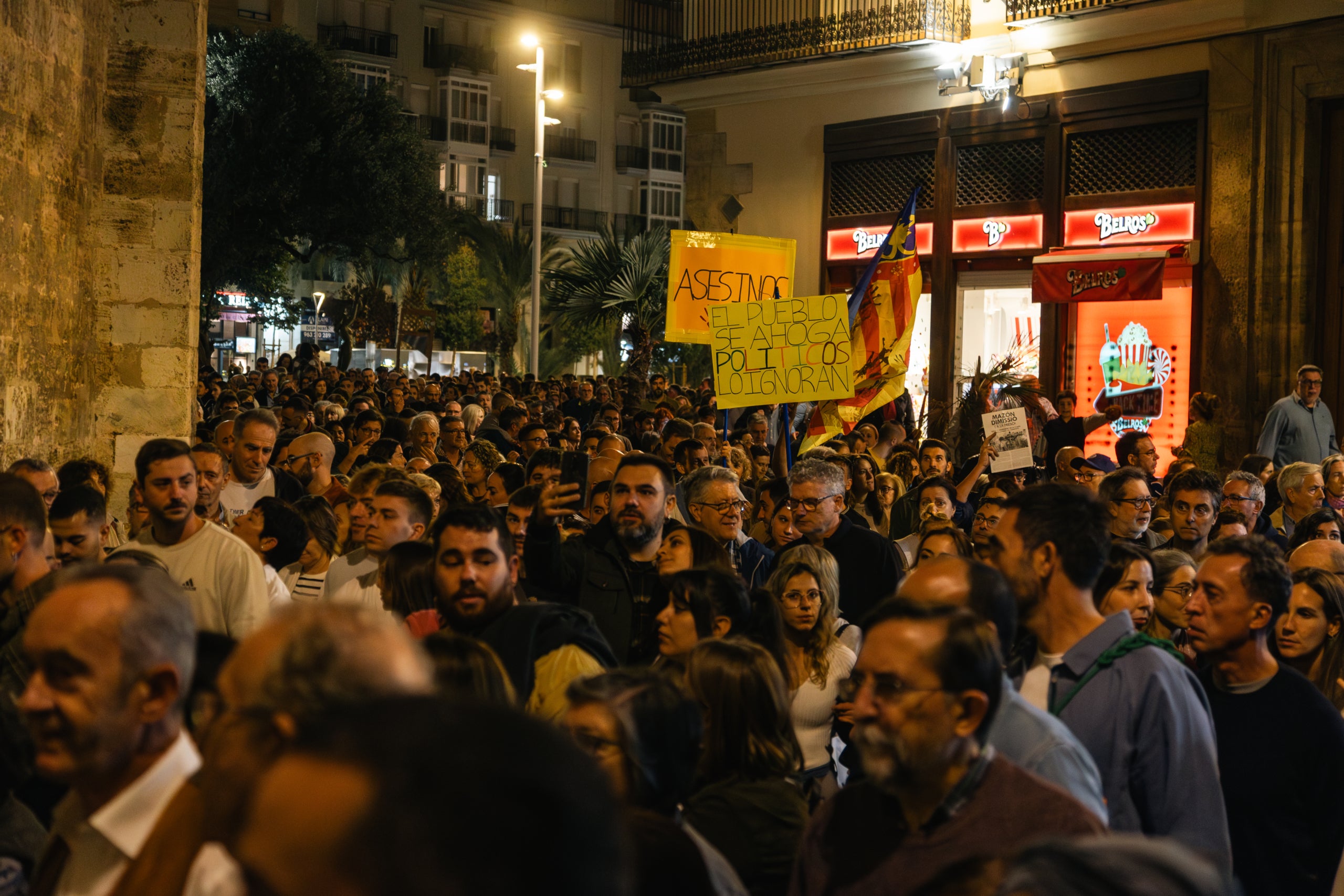 Manifestació a València per a exigir la dimissió del president de la Generalitat Valenciana, Carlos Mazón, el 9 de novembre | Lluís Martí
