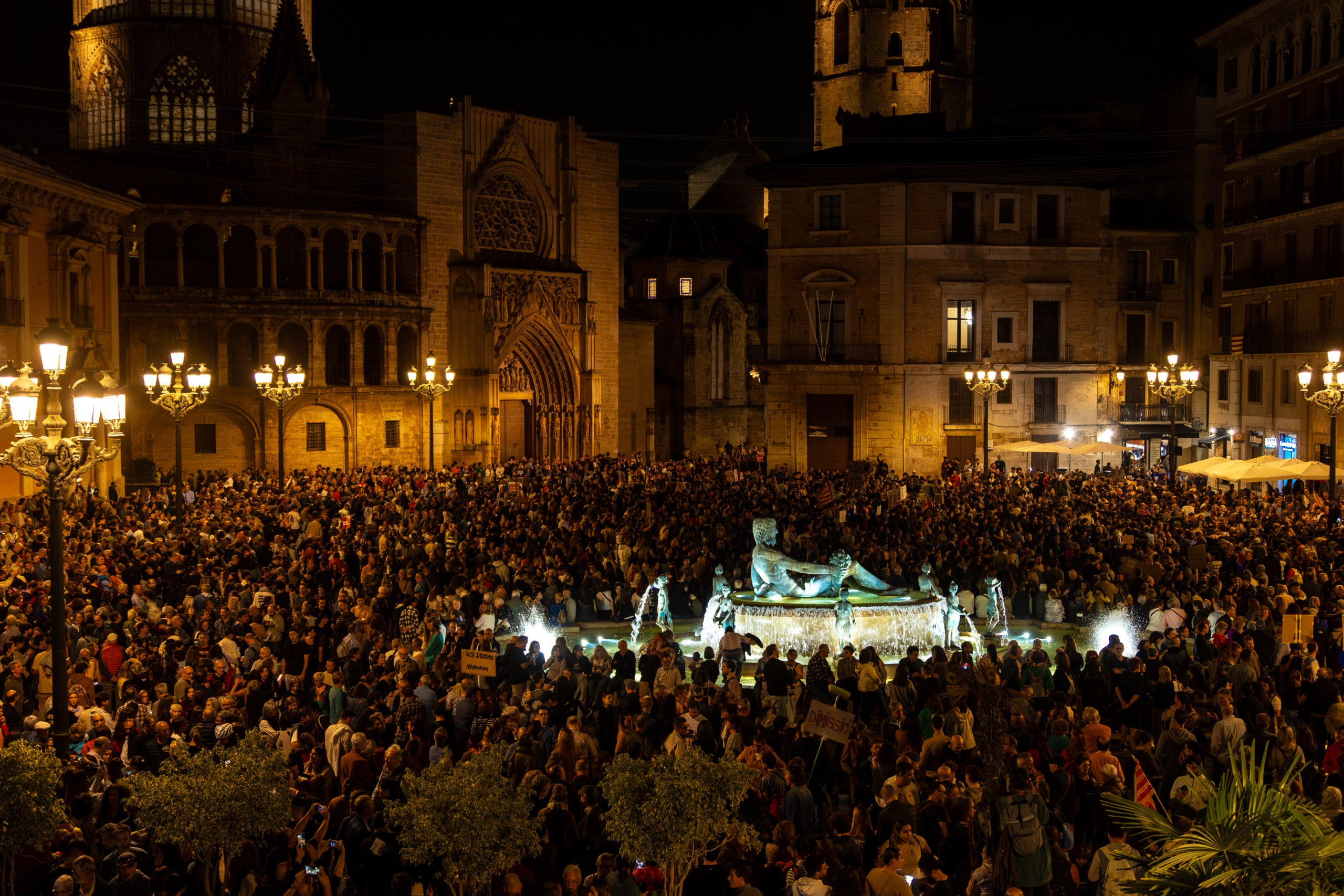 Plaça de la Mare de Déu a vessar de manifestants. Foto: Lluís Martí