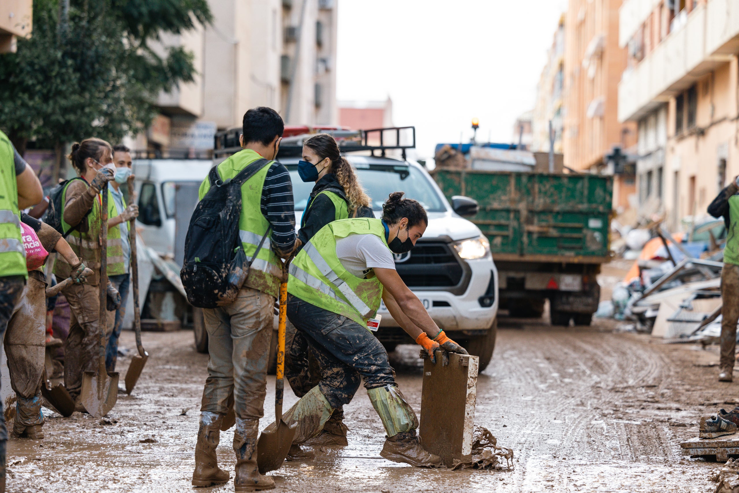 Voluntaris a Alfafar els primers dies després de la tragèdia / Foto: Lluís Martí