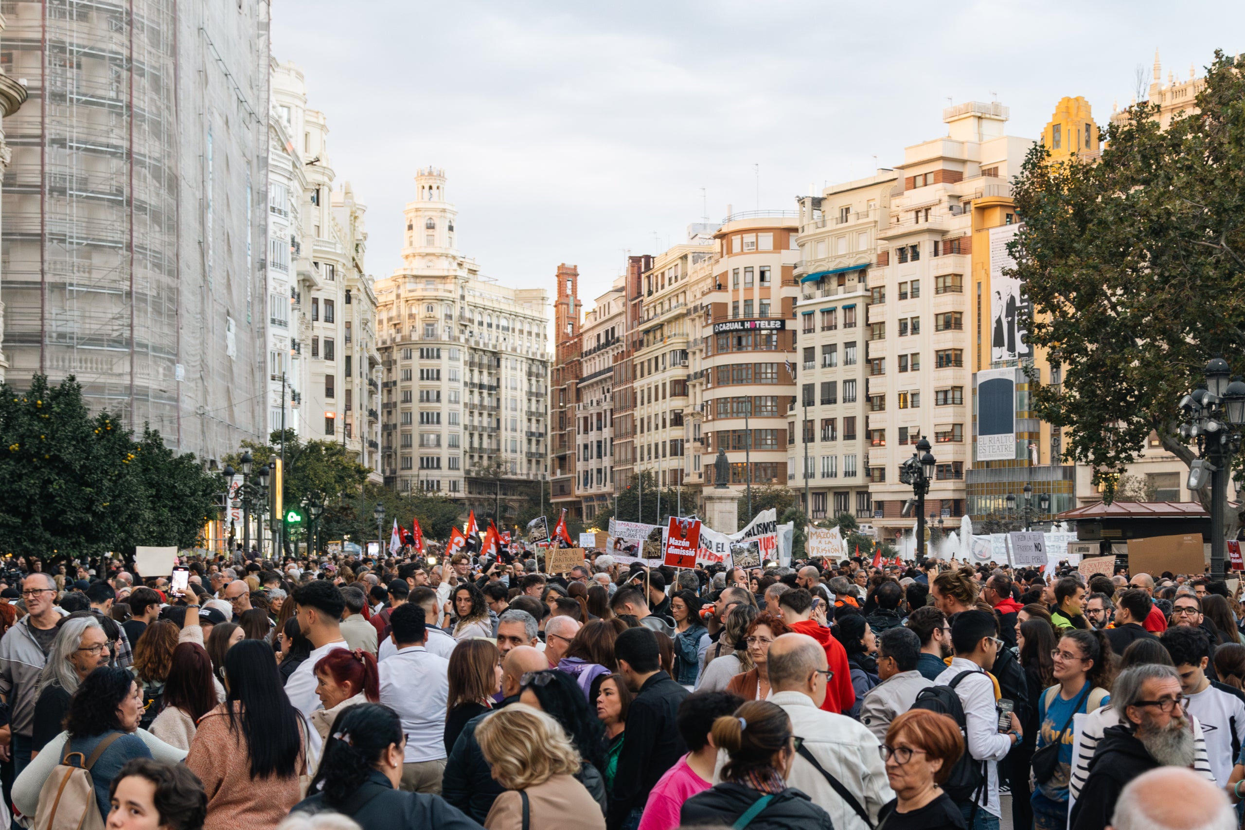 Manifestació a València per a exigir la dimissió del president de la Generalitat Valenciana, Carlos Mazón, el 9 de novembre | Lluís Martí