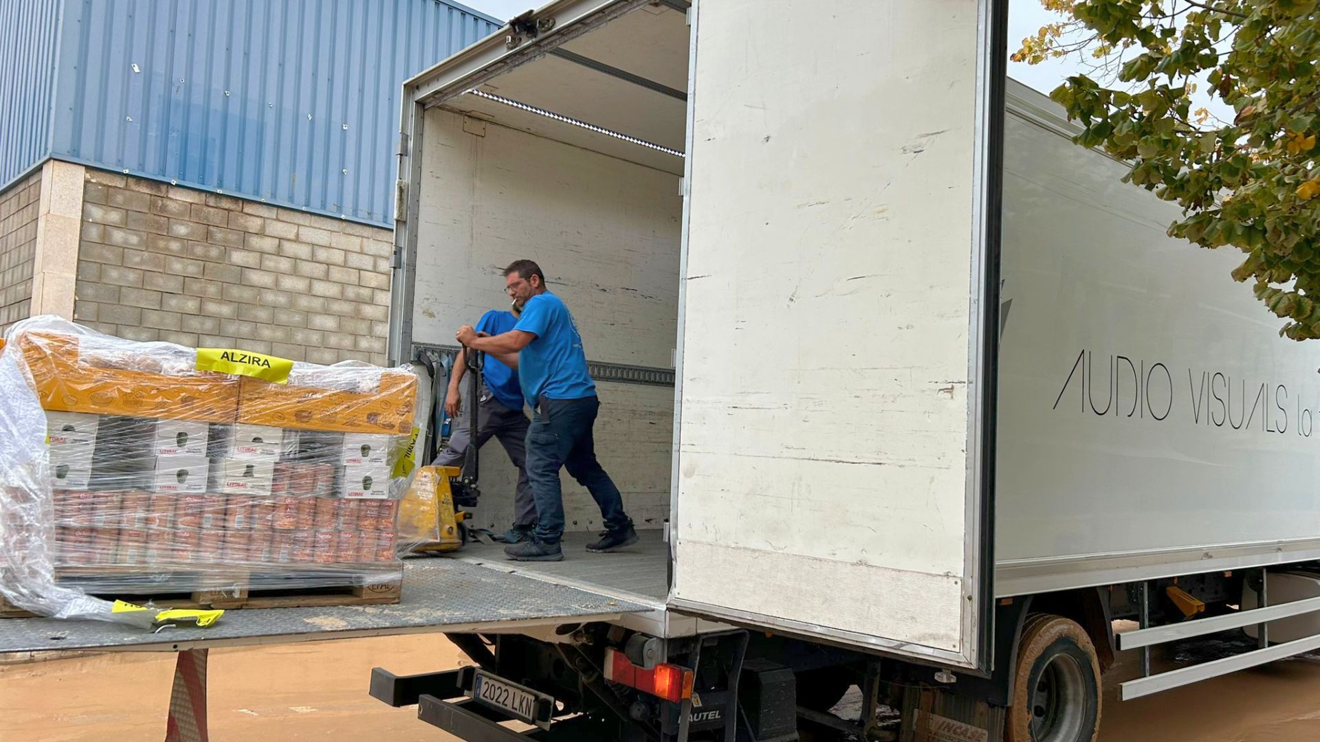 Camions d'Ajuda a Alzira dirigint-se a Algemesí