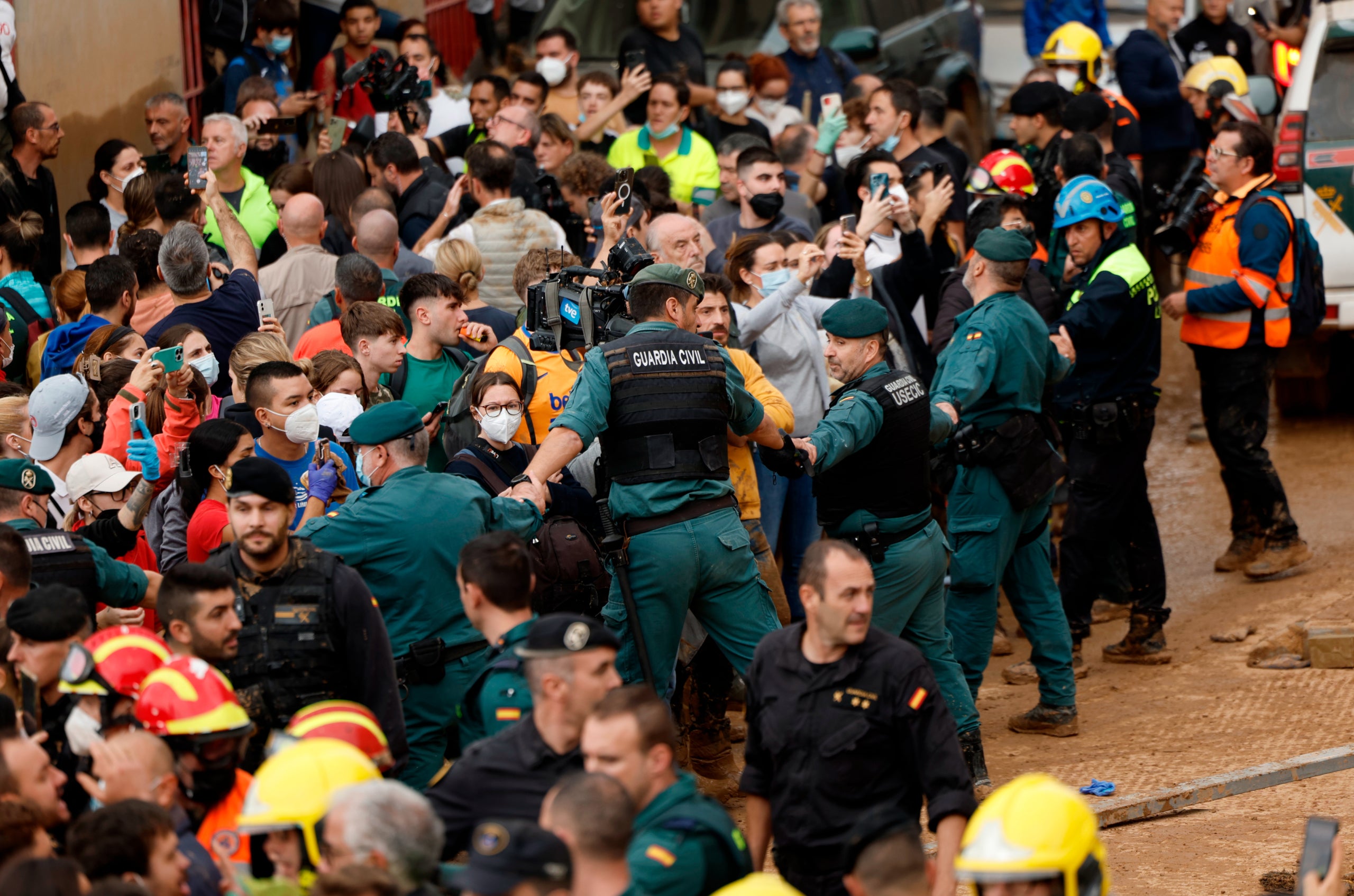 Un dels moments de la visita que ha acabat amb veïns de Paiporta llançant fang contra la comitiva encapçalada pel rei espanyol Felip VI / ACN (EFE)