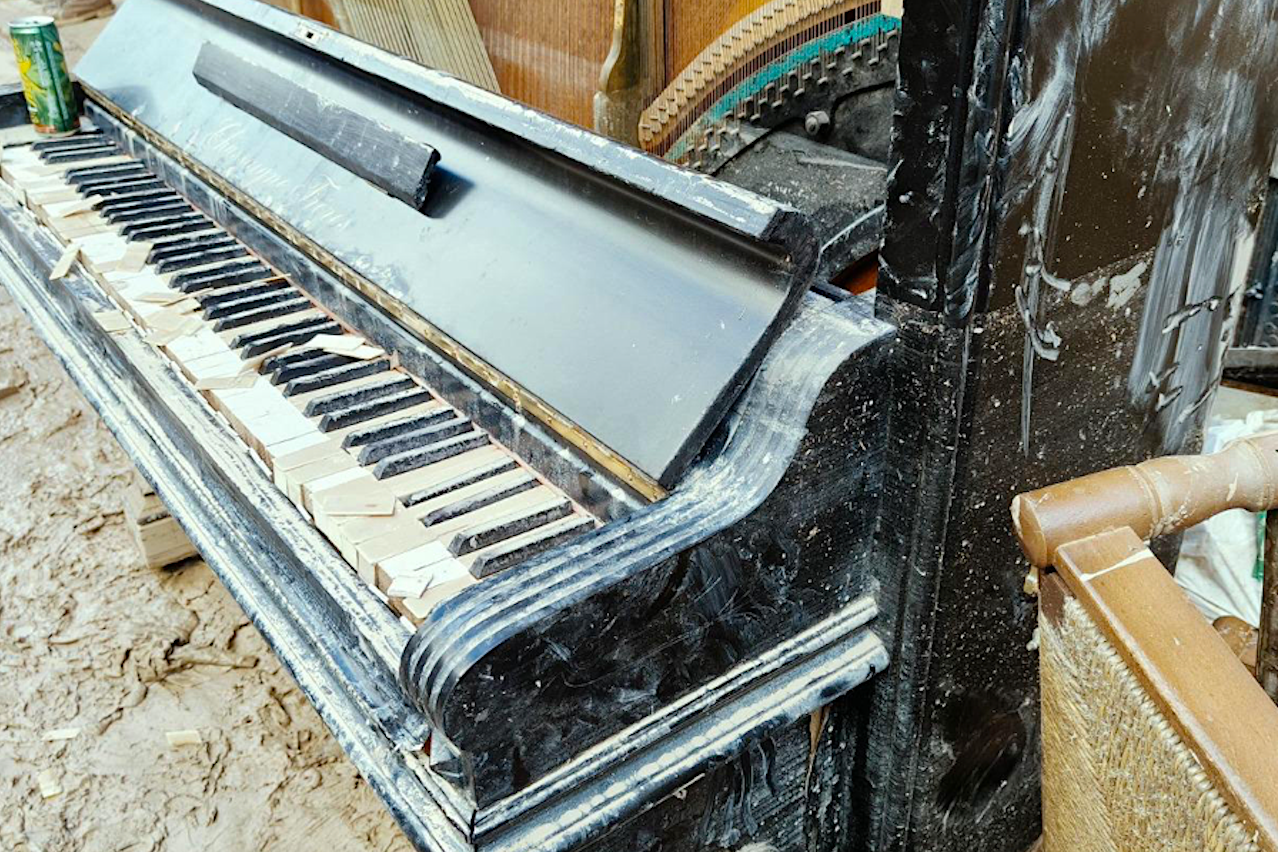 Un piano destrossat per la riuada | Chals Roig