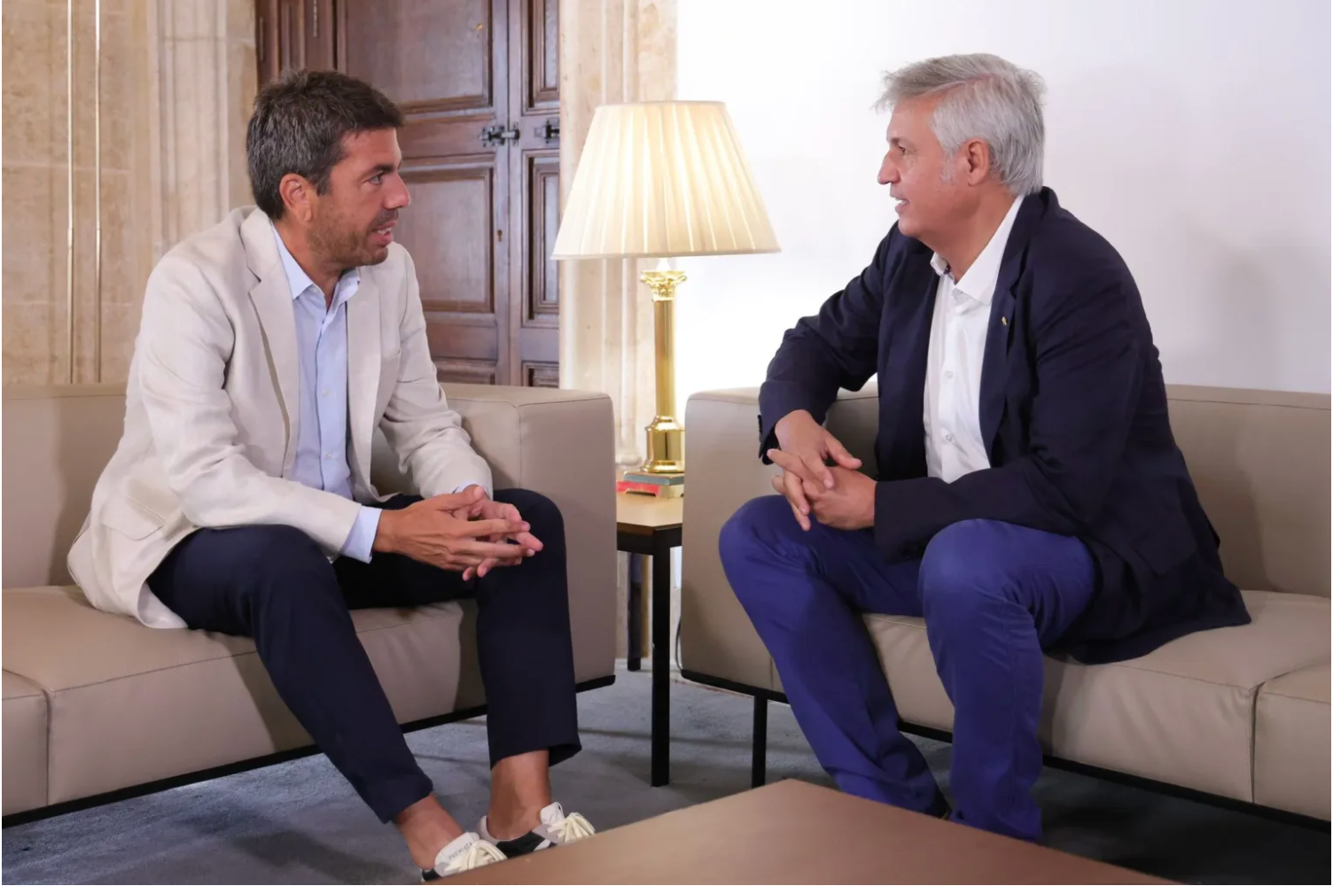 El president de la Generalitat, Carlos Mazón, i el president de Lo Rat Penat, Josep Vicent Navarro, al Palau de la Generalitat, el juliol del 2024 | GVA