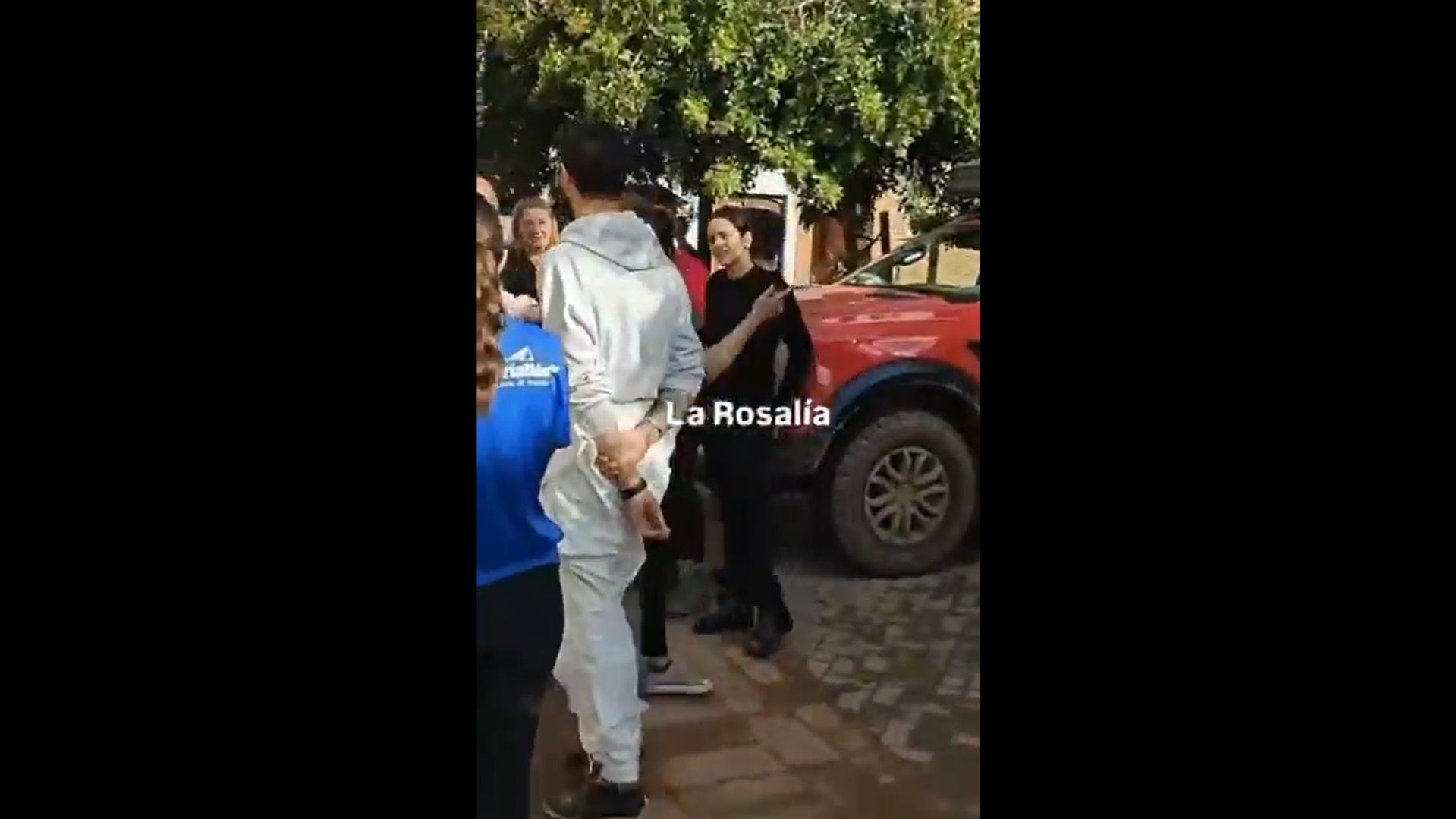 Captura del vídeo difòs de la visita de Rosalia a Sedaví (Horta Sud) / @MOTOMAMITOUR
