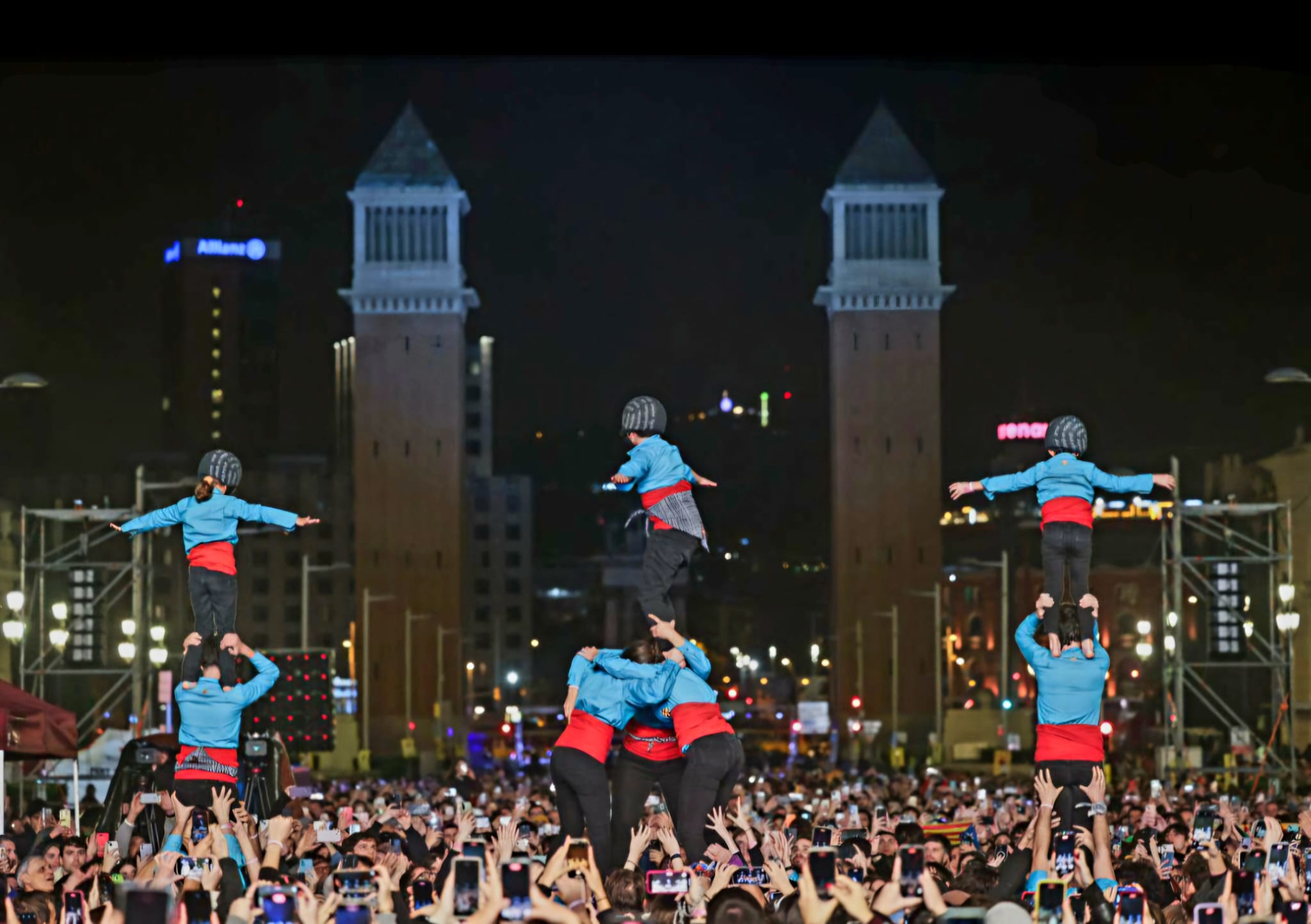 La Muixeranga de Barcelona alça figures al concert «Catalunya amb el País Valencià»