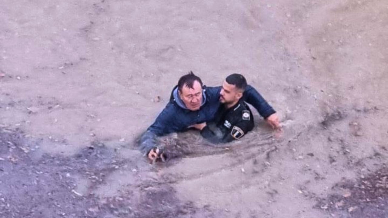 Rescatat un home en un pas subterrani a Altea per un policia local. Autoria desconeguda.