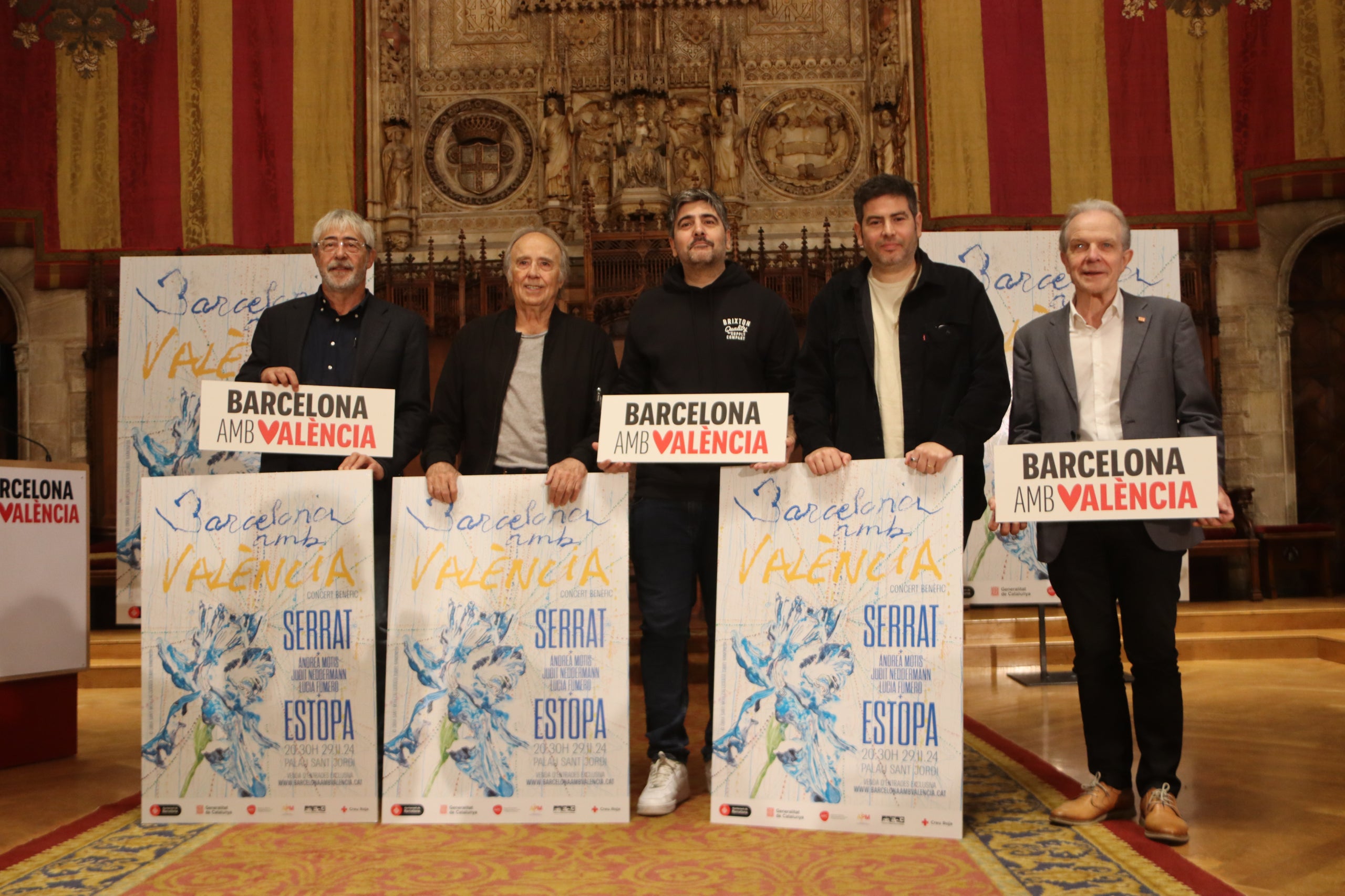 Foto de família en el marc de la presentació del concert benèfic «Barcelona amb València» | Eli Don | ACN