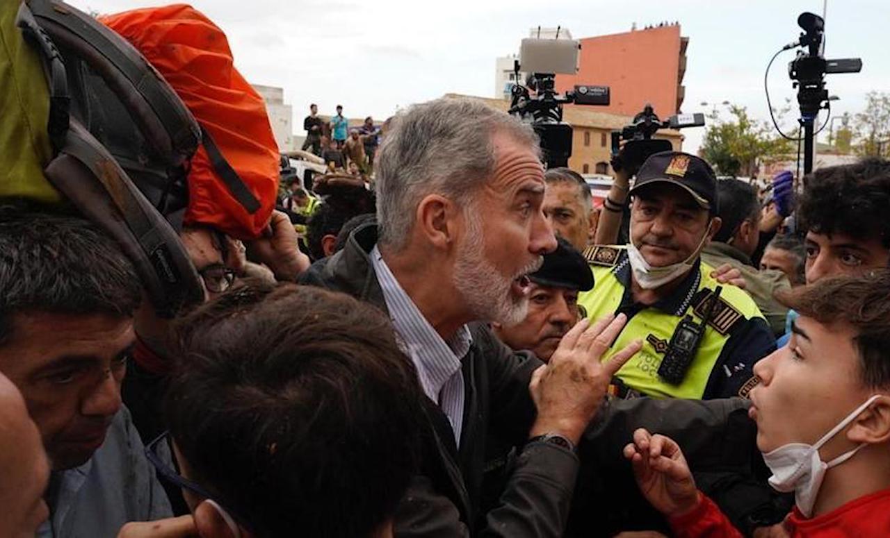 Felip VI i Carlos Mazón durant la visita a Paiporta 