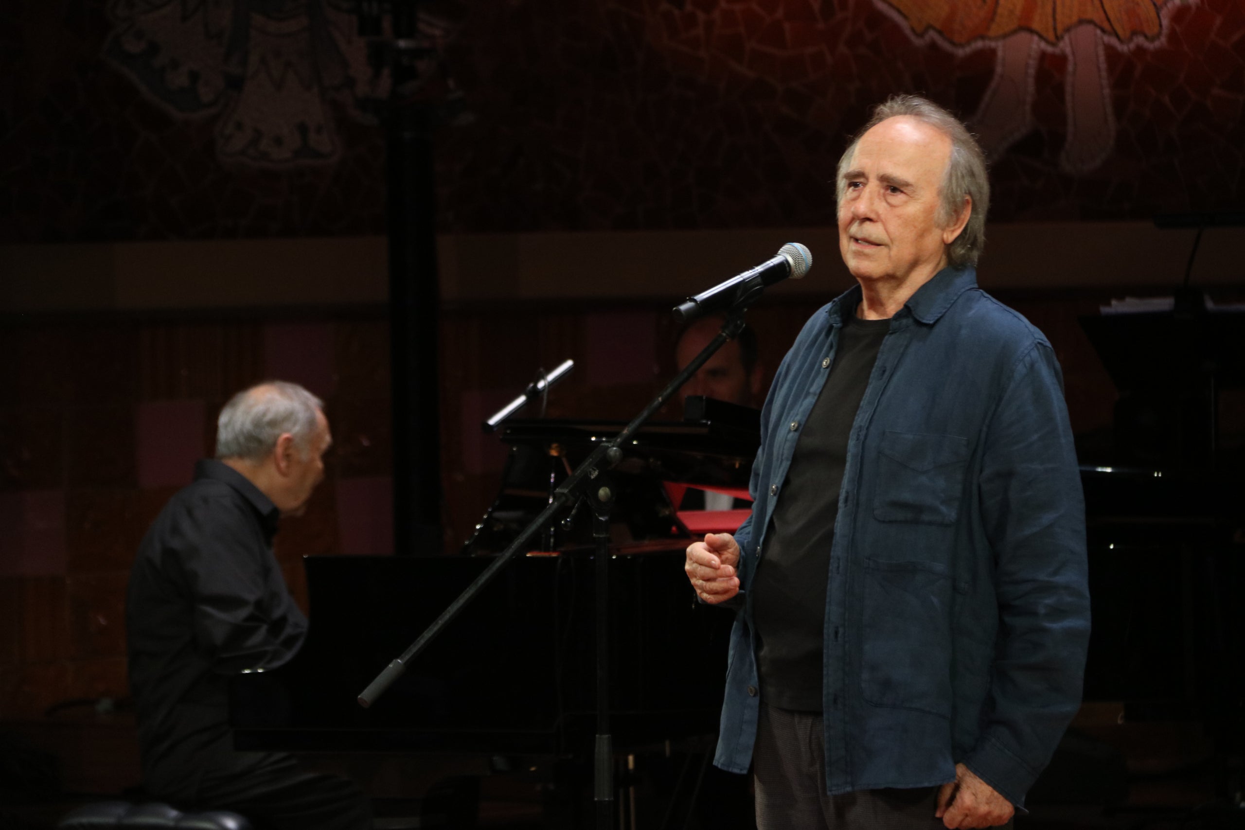 Un moment de l'actuació de Joan Manuel Serrat durant l'homenatge a Núria Feliu, el 15 de maig del 2024 |  Guillem Roset | ACN