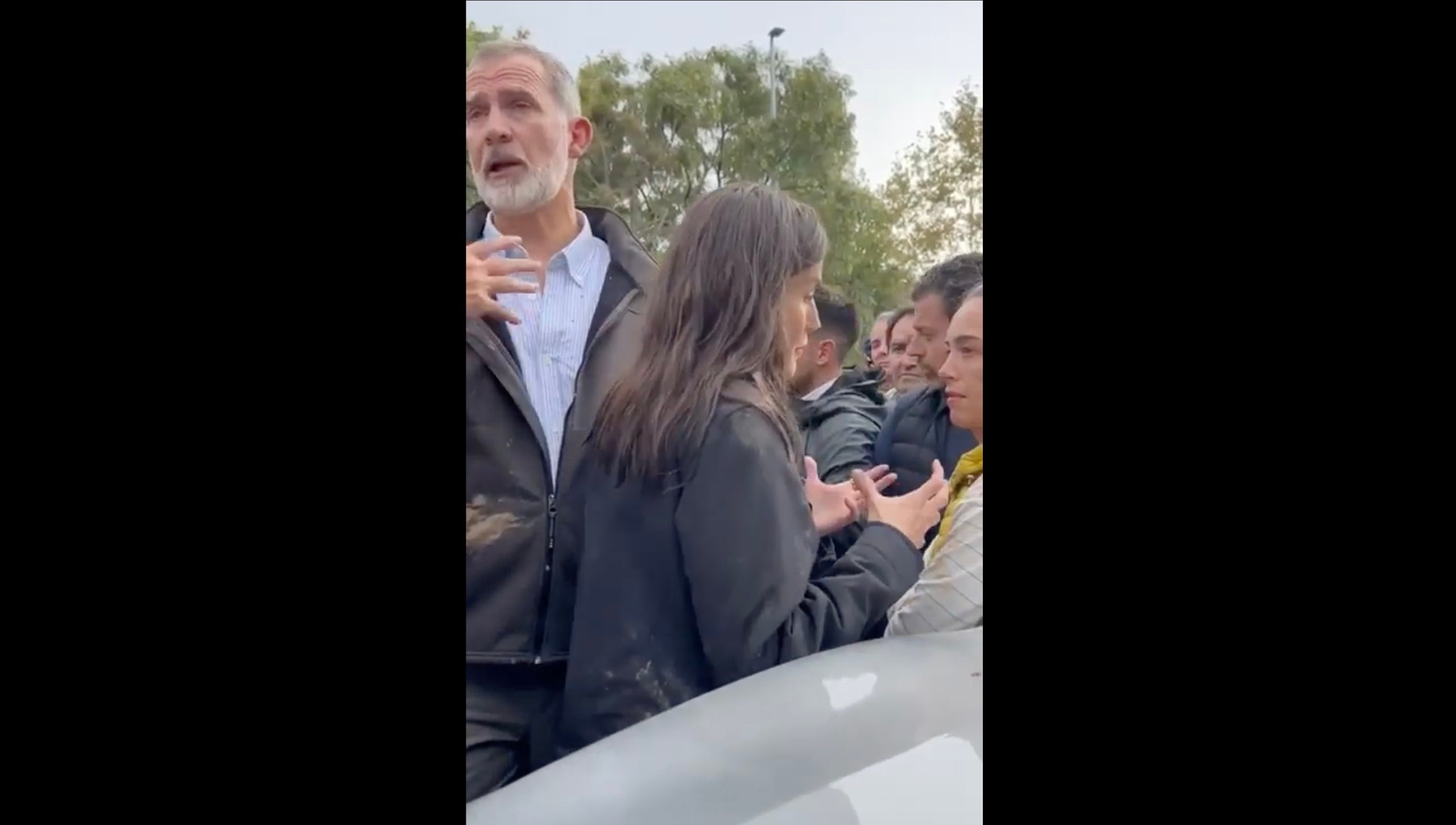Felip VI interpel·lat per veïns indignats a Paiporta, on els monarques han anat a veure la zona afectada per la DANA