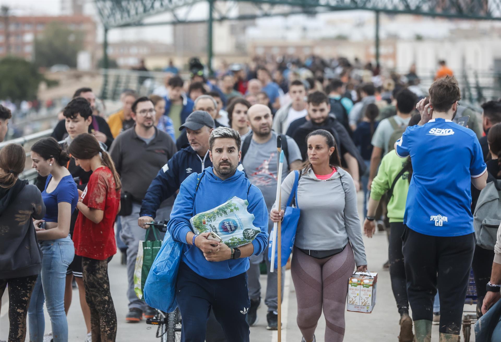 Desenes de persones tracessen el pont que uneix València amb la Torre | Rober Solsona | EP