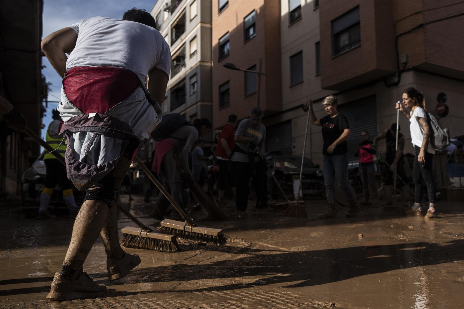 Voluntaris rehabiliten els carrers després de la DANA / Europa Press