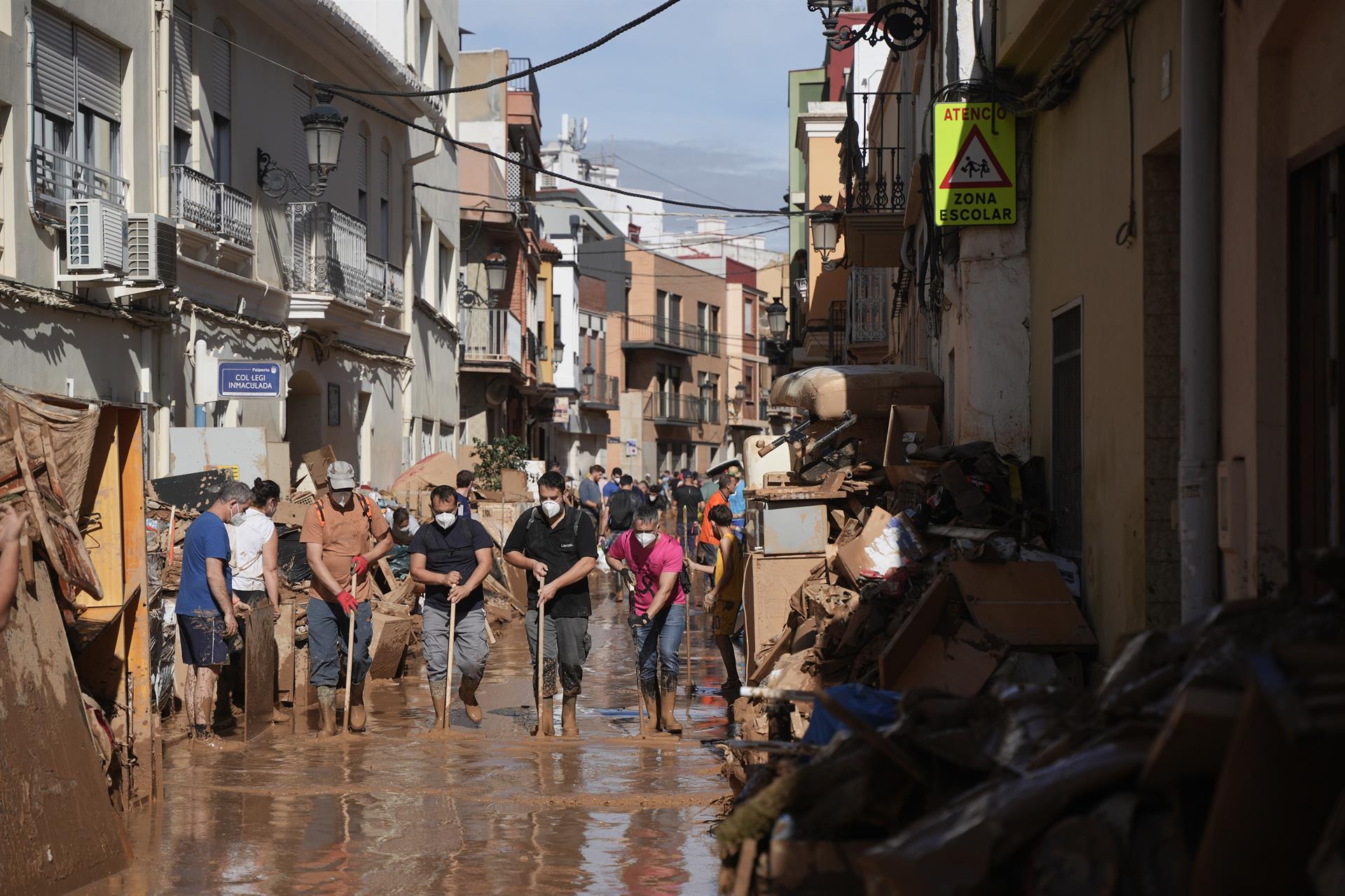 Tasques de neteja a Paiporta (Horta Sud) després de la DANA / Europa Press