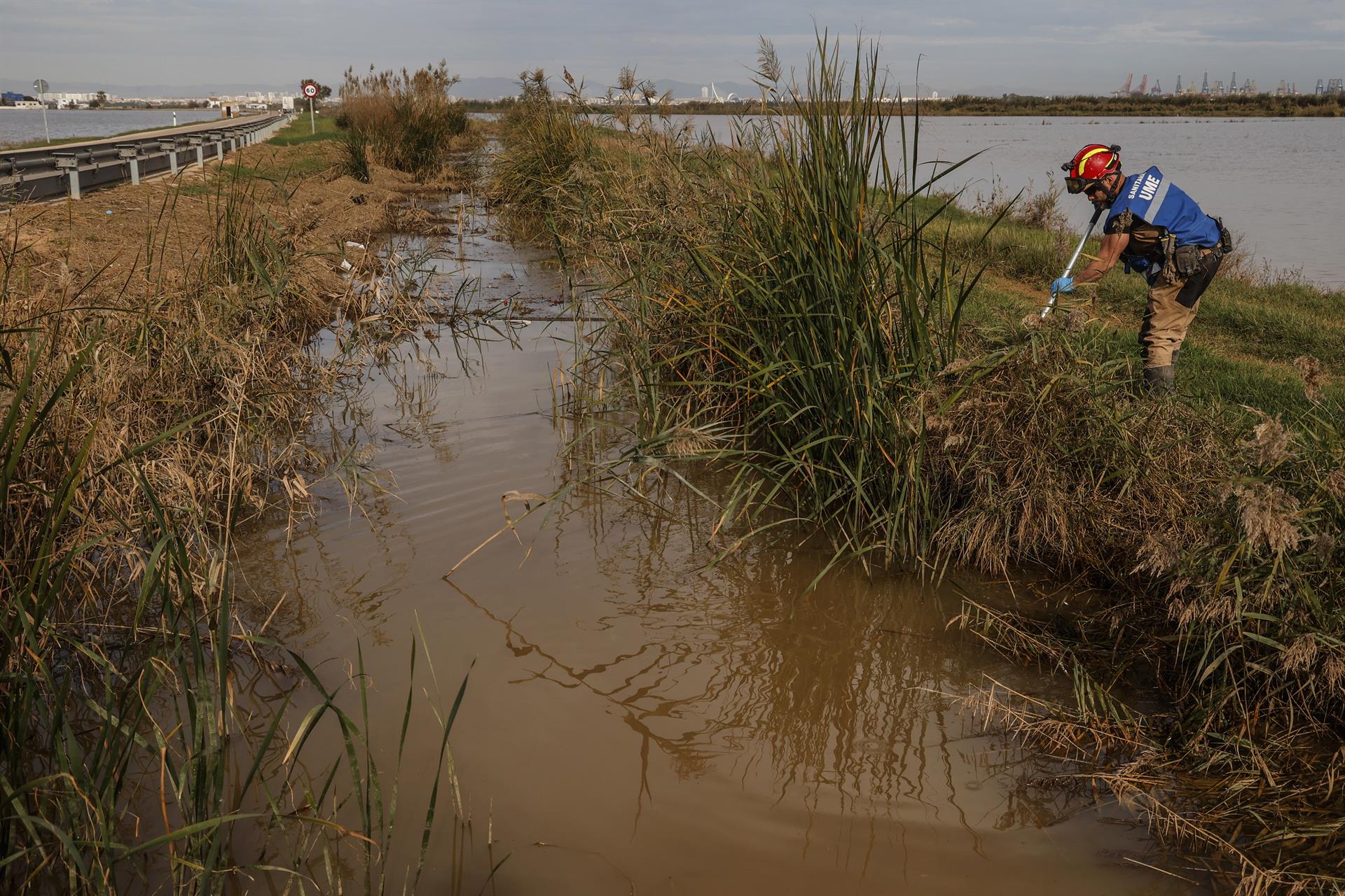 Equips de rescat inspeccionen l'Albufera | Rober Solsona | EP