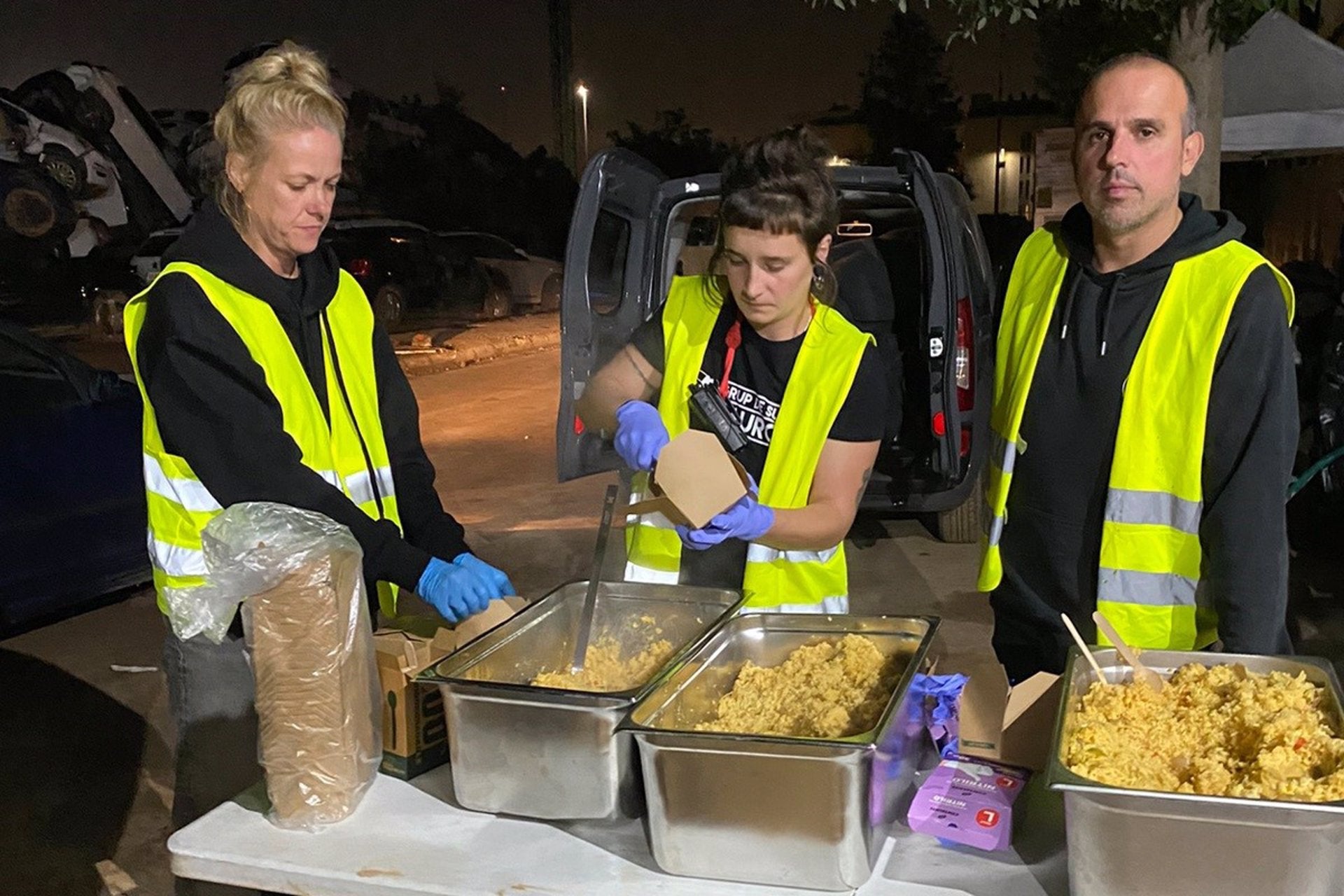 Voluntaris repartint menjar a les zones afectades per la DANA en una imatge d'arxiu