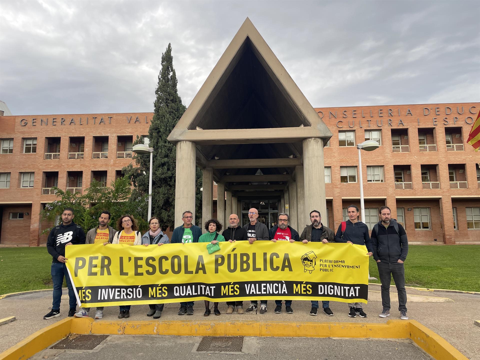 Entitats es manifesten davant la Conselleria d'Educació / Europa Press