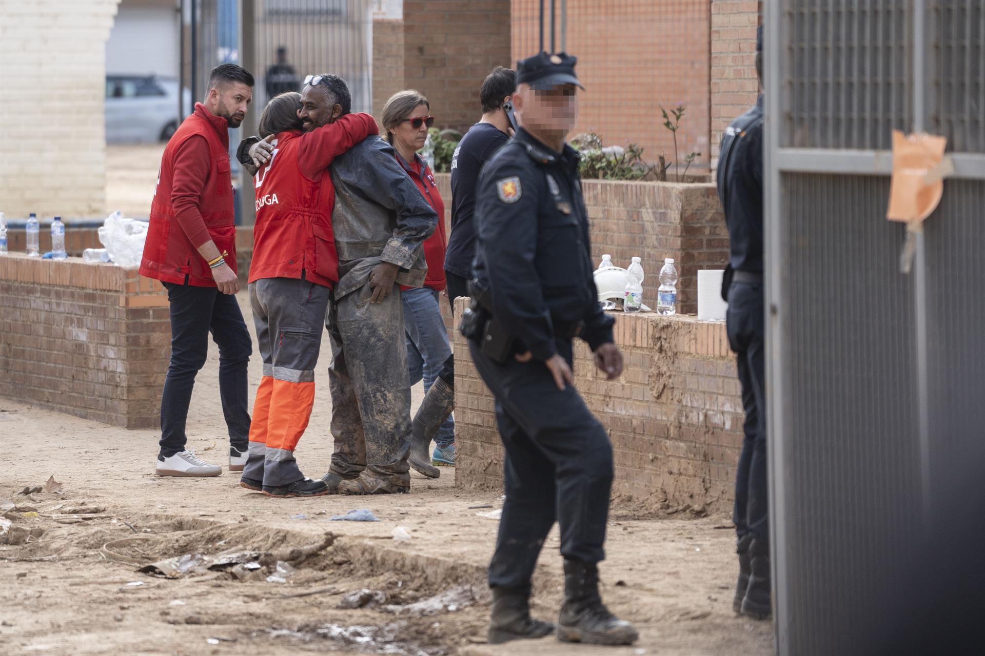 Operaris i policia a l'escola de Masanassa després de l'accident | Jorge Gil | EP