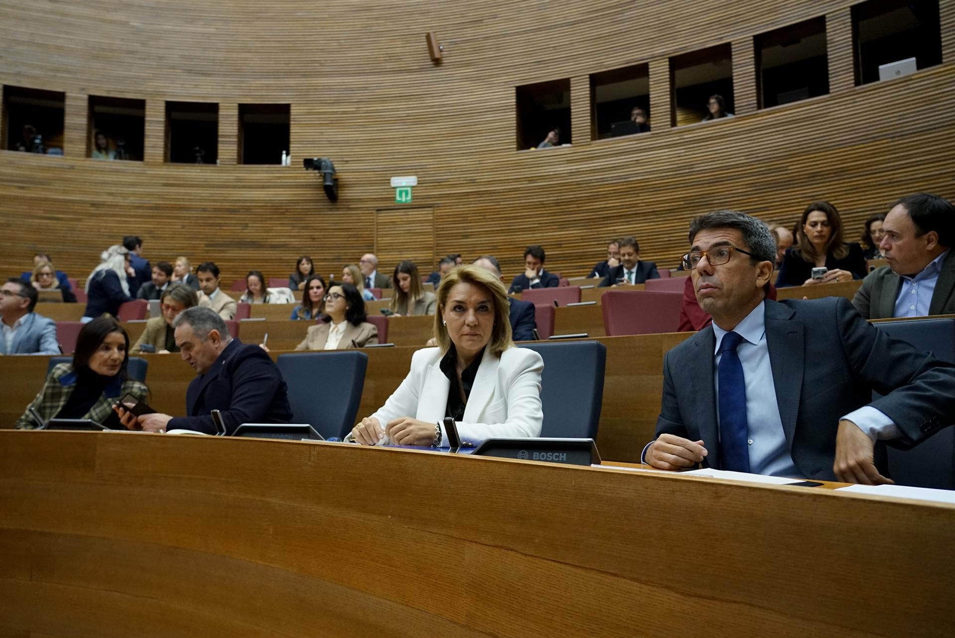 La vicepresidenta de la Generalitat, Susana Camarero, i el president, Carlos Mazón, a Les Corts | Eduardo Manzana | EP