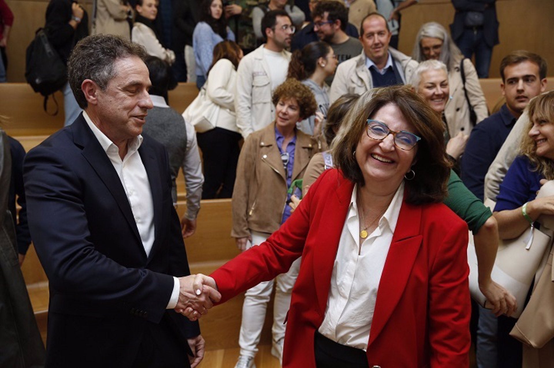 Amparo Navarro i Enrique Herrero se saluden / Europa Press