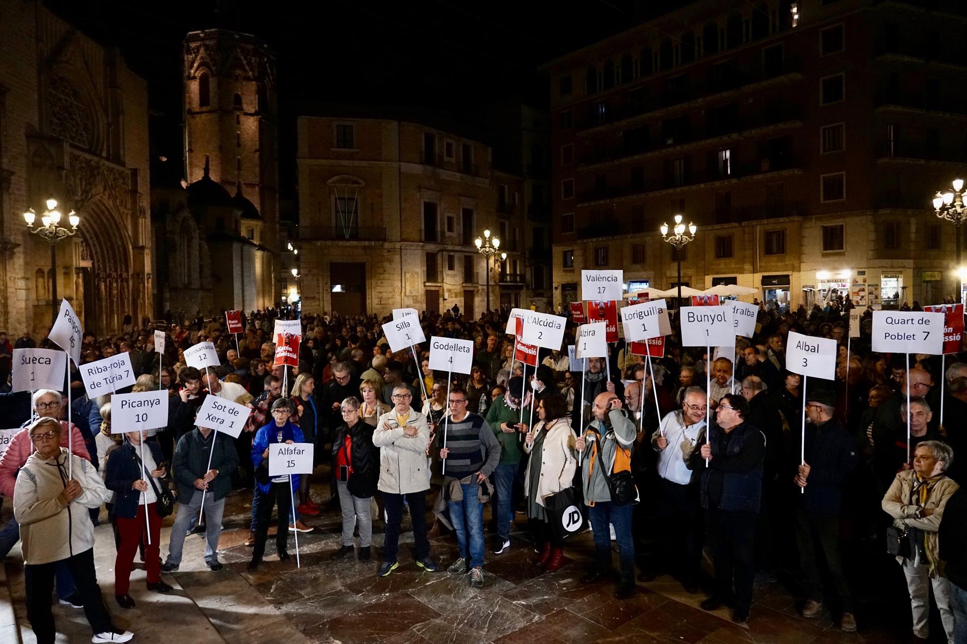 Concentració en la plaça de la  Mare de Déu de València per a demanar la dimissió de Carlos Mazón | Eduardo Manzana | EP