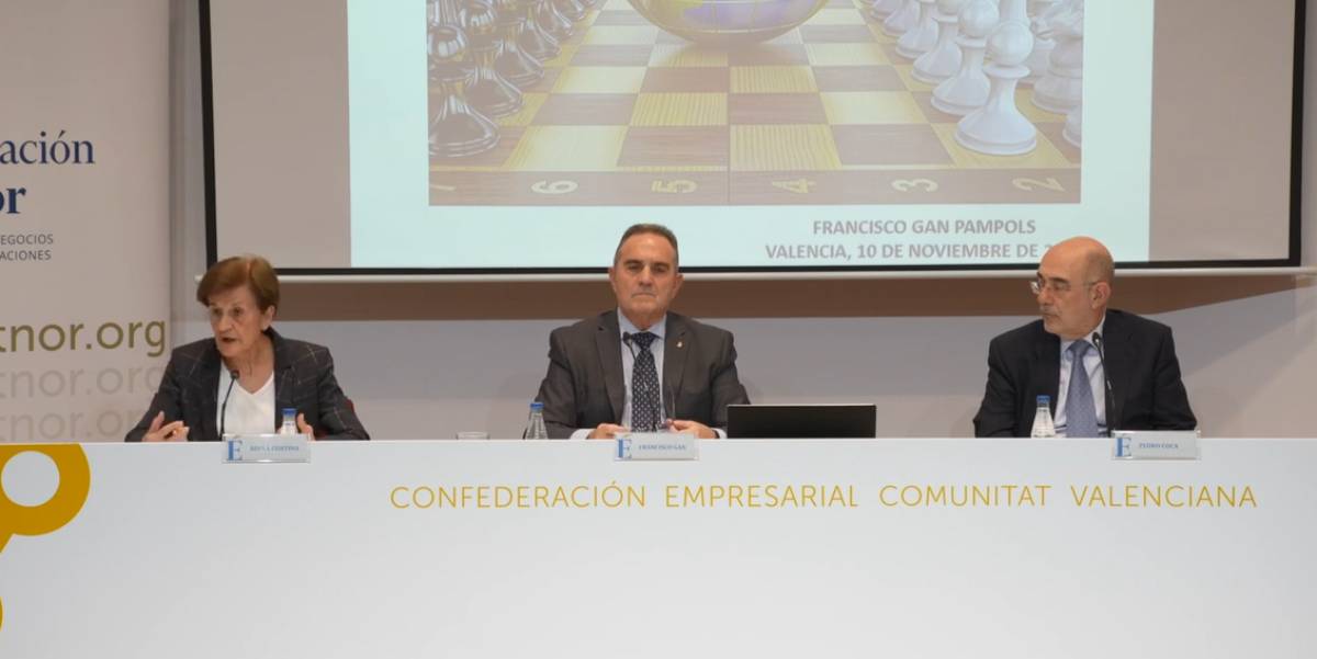 Francisco José Gan Pampols, al centre, en un seminari de la Fundació Étnor
