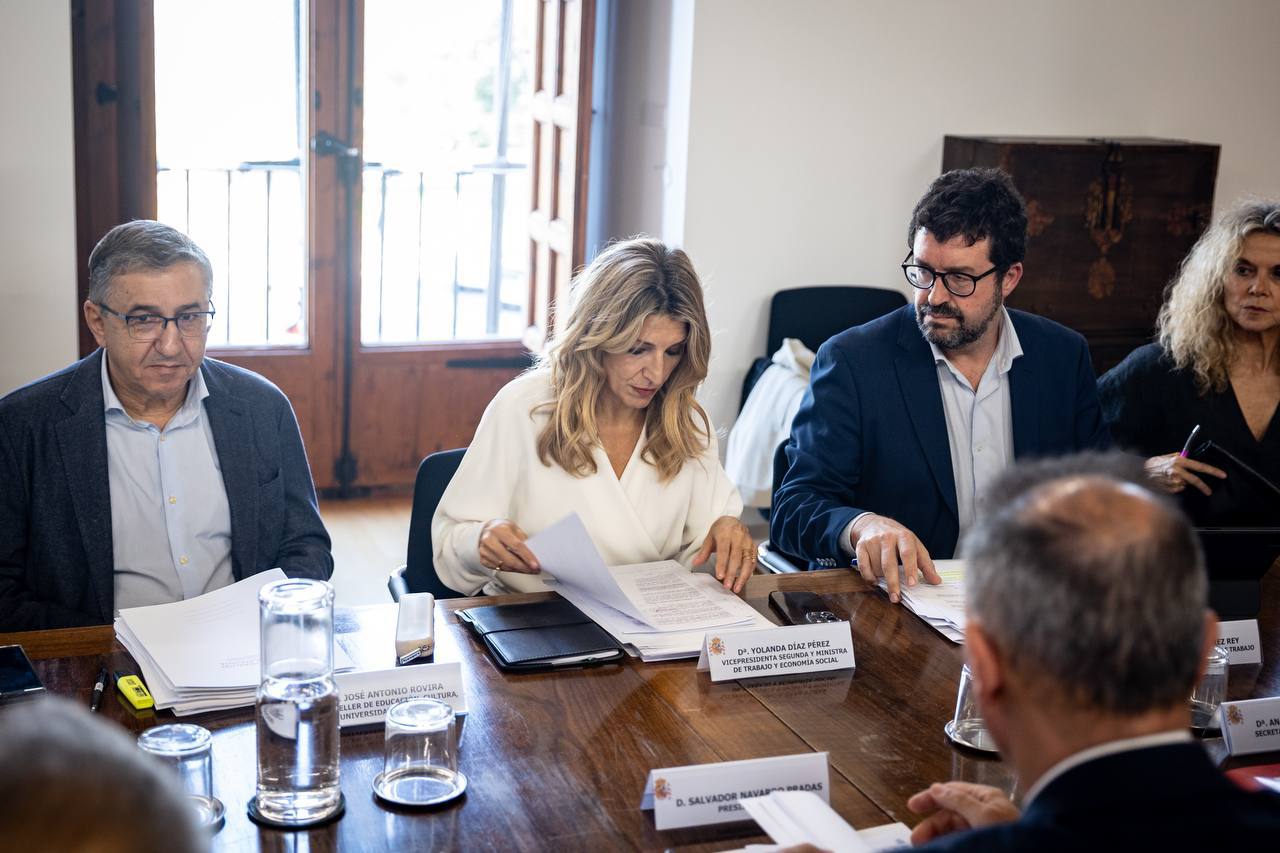 La ministra espanyola de Treball, Yolanda Díaz, amb el conseller d'Ocupació de la Generalitat, José Antonio Rovira