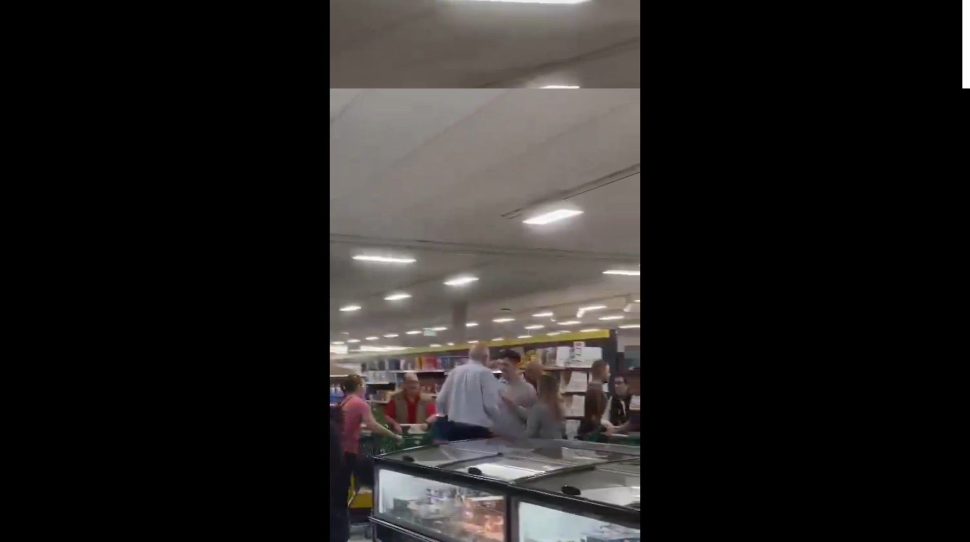 Moment en què l'empresari Juan Roig s'enfronta a un dels joves / Captura vídeo @EmilioNavarro