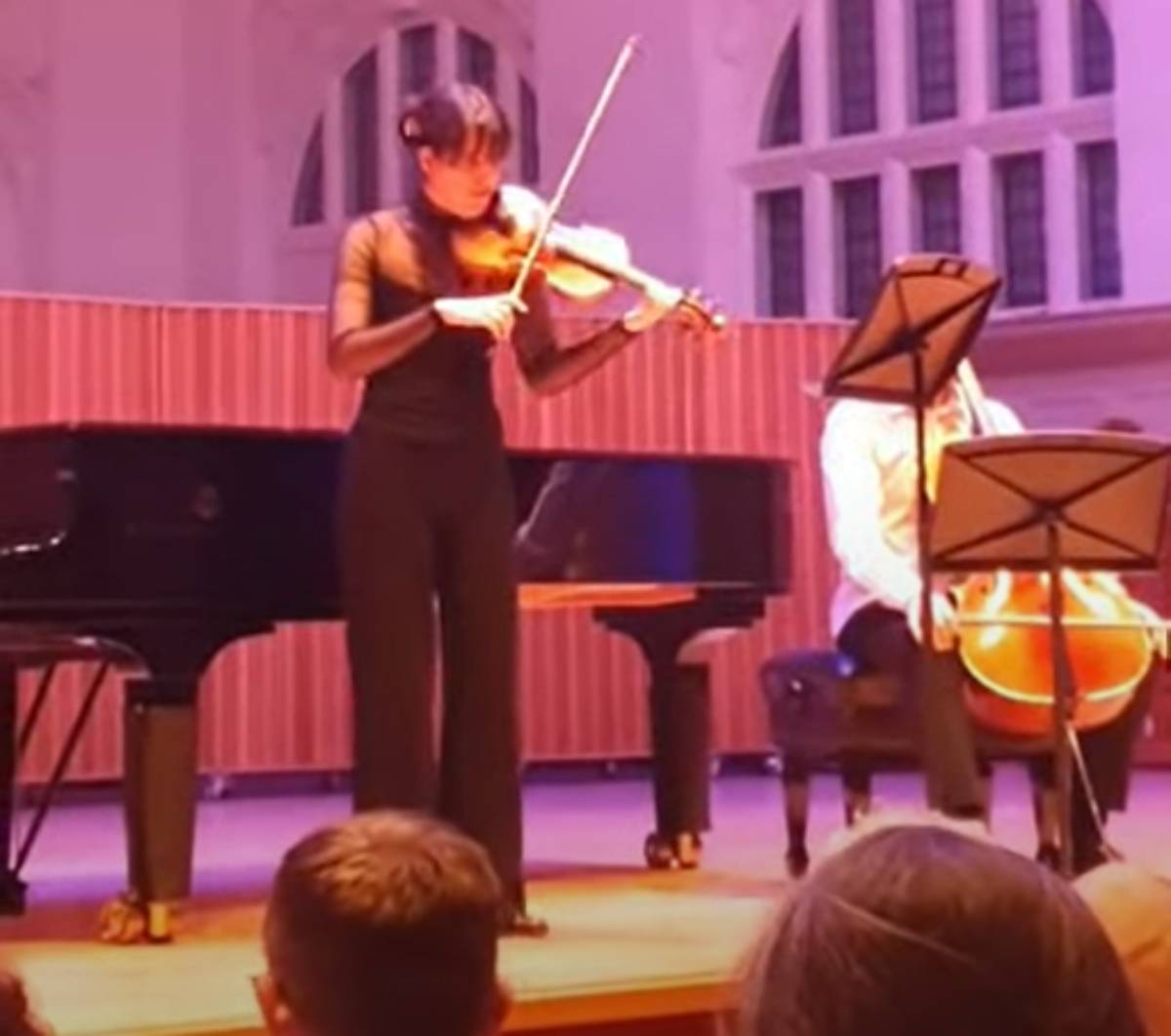 Estudiants valencians interpretant la Muixeranga al Royal College of Music de Londres