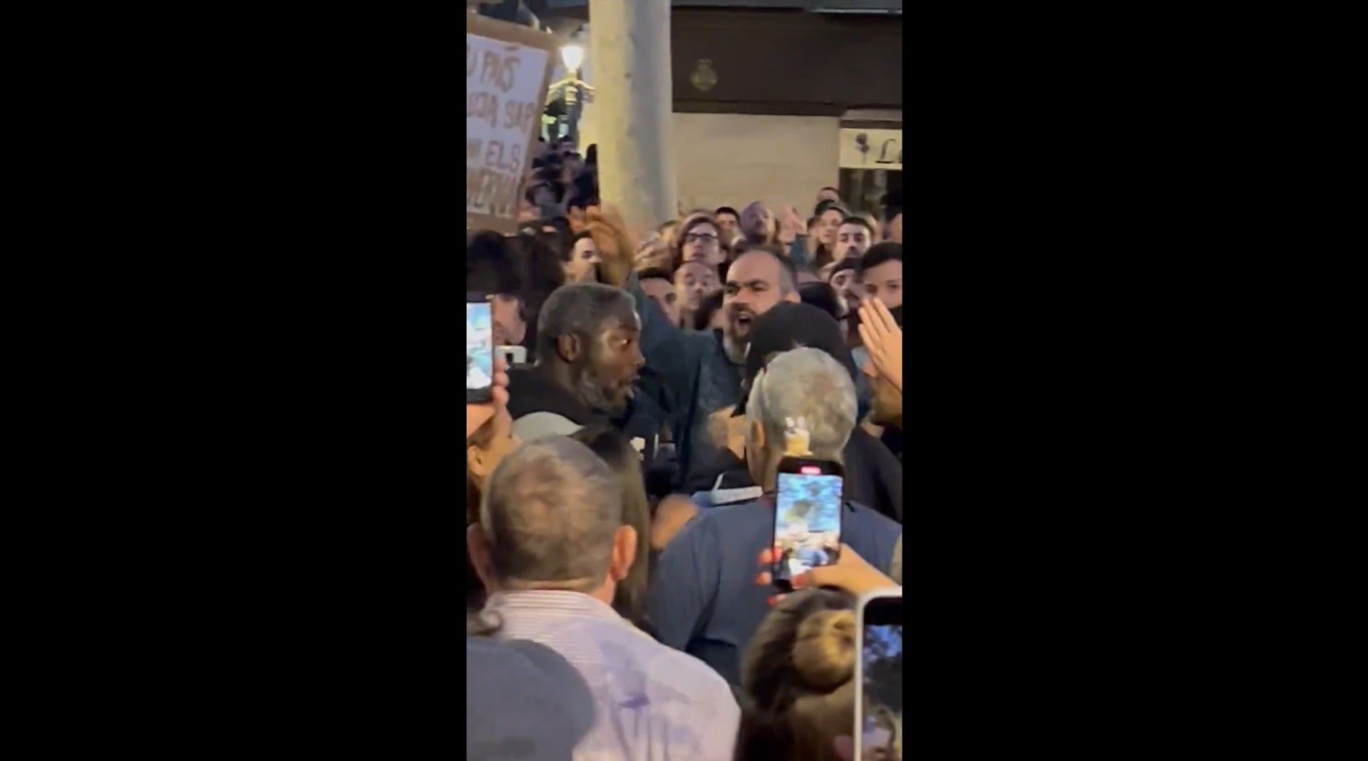 L'ultradretà Bertrand Ndongo, expulsat de la manifestació de València