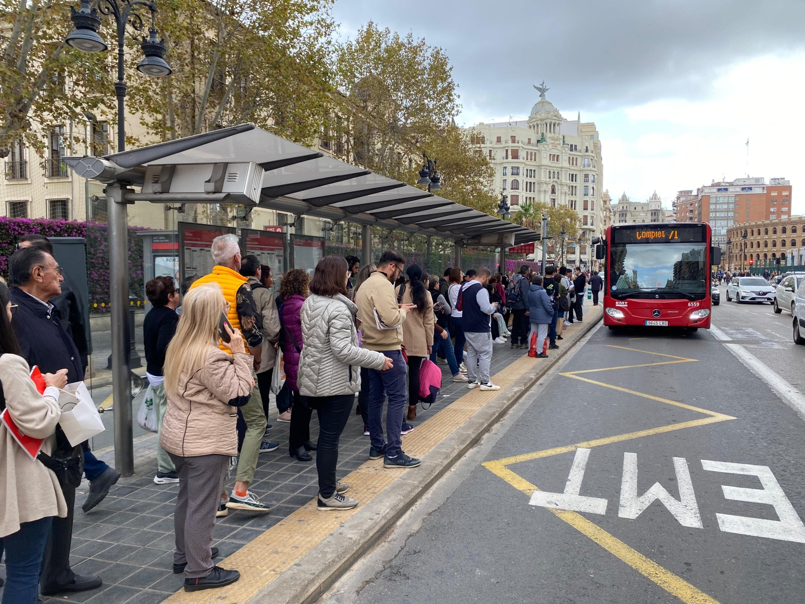 Parada d'autobús plena a vessar de passatgers