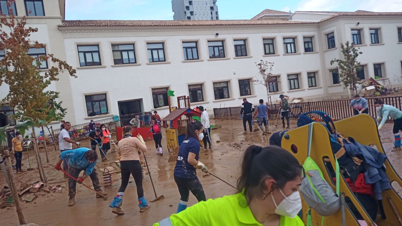 Voluntaris i comunitat educativa netejant el col·legi Padre Manjón, al barri de la Torre