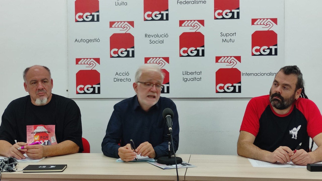 L'advocat de la CGT, Rafael Marco, al centre, amb els secretaris generals de la CGT al País Valencià i València, d'esquerra a dreta