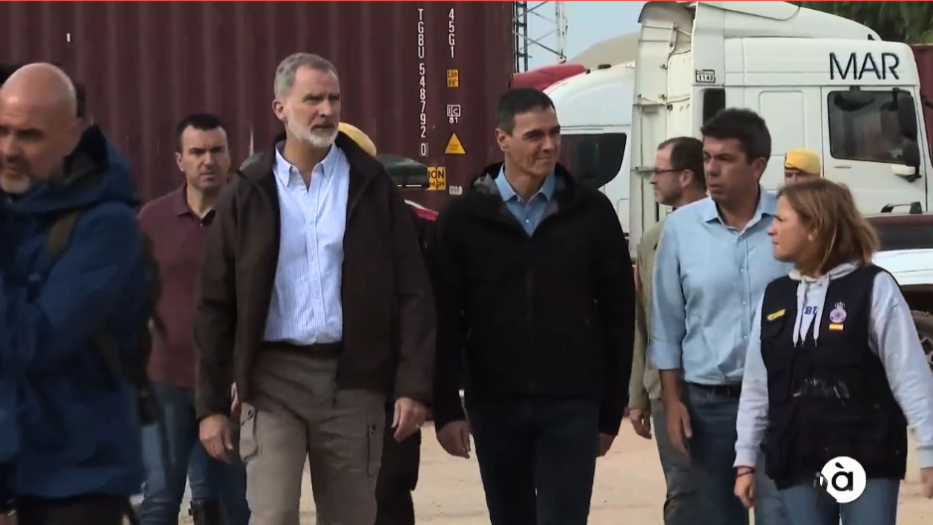 Visita de FelipVI al centre de comandament avançat a Paiporta, amb Vicent Mompó, president de la Diputació de València, Pedro Sánchez, president del govern espanyol, Pilar Bernabé, delegada del govern espanyol i Carlos Mazón, president de la Generalitat Valenciana. À Punt.