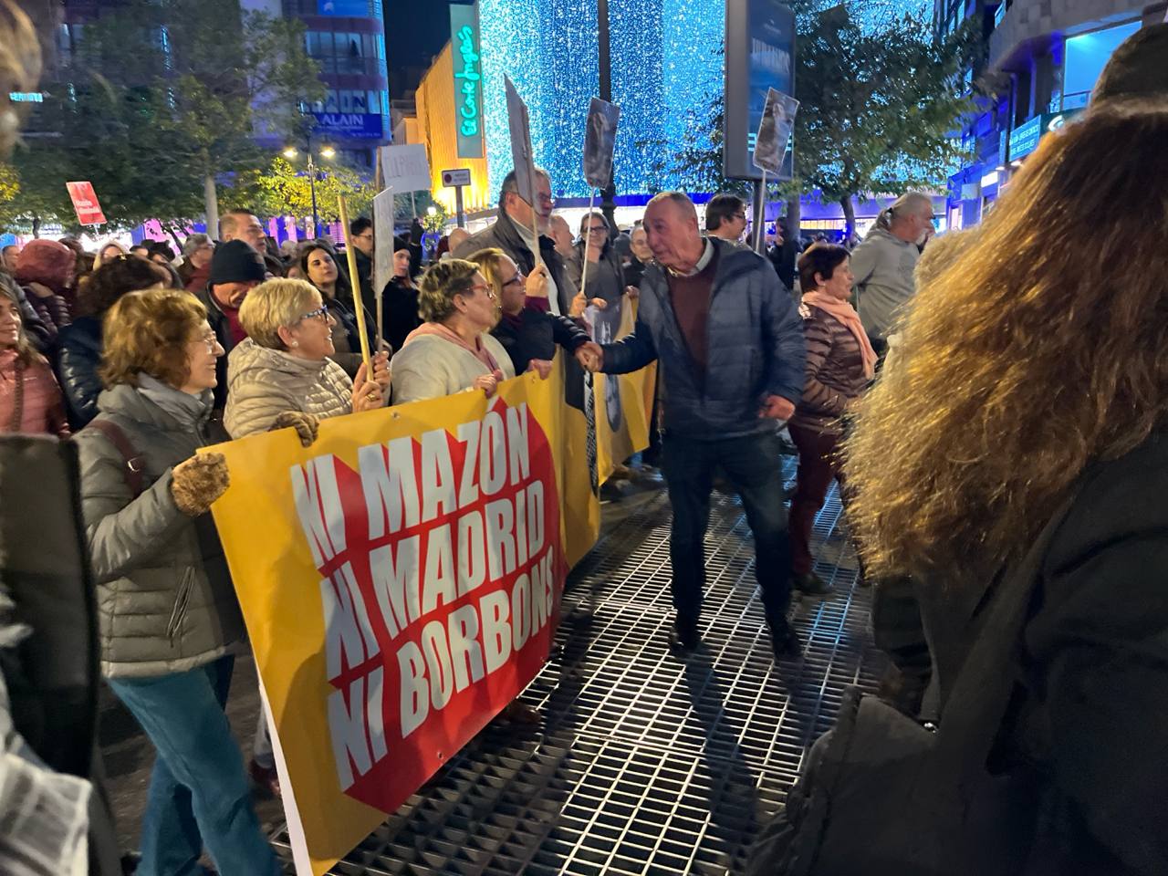 Pancarta de Decidim a la manifestació de València per la dimissió de Mazón